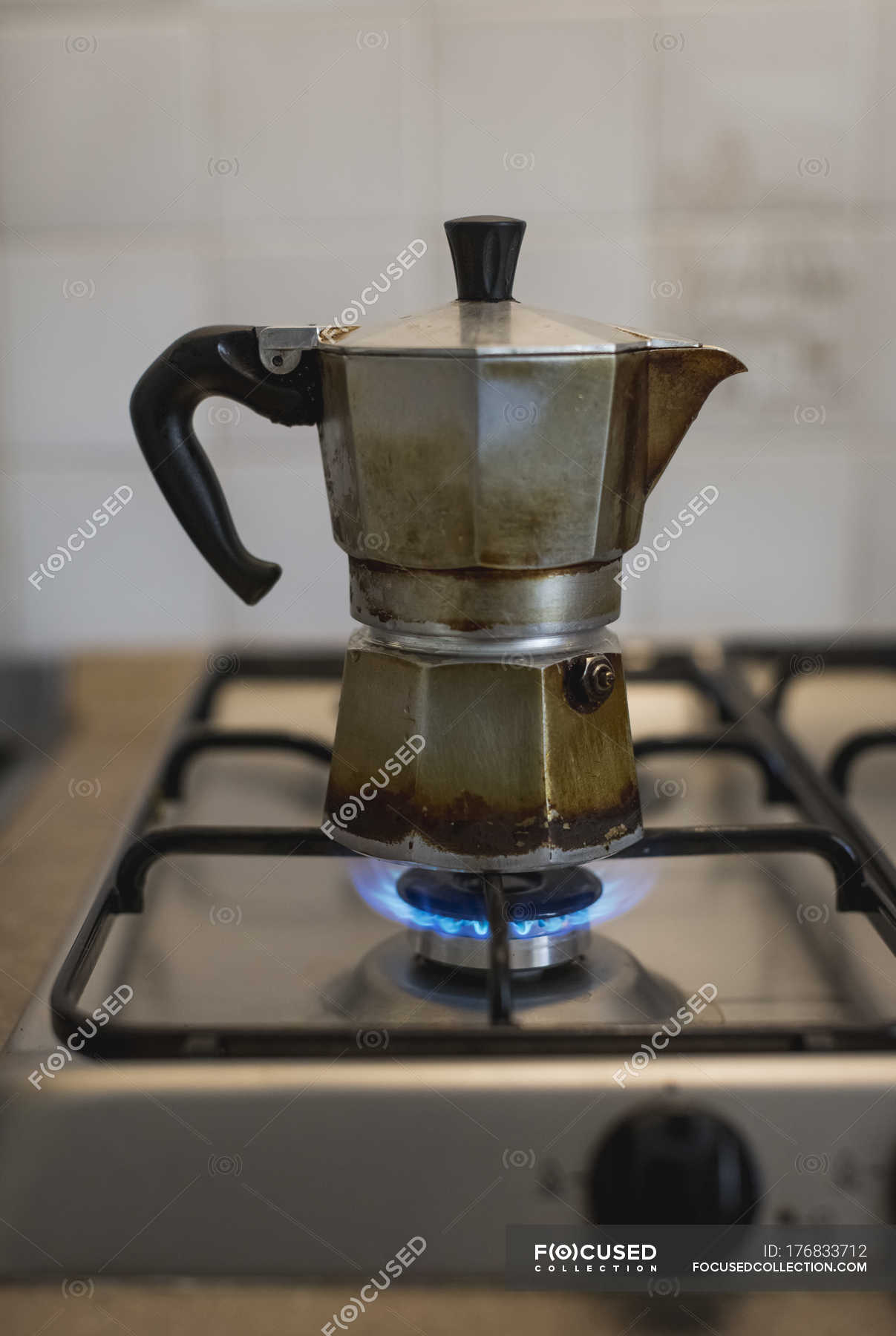 passagier Aanpassen Eerbetoon Close up of Espresso can on gas stove — flame, italy - Stock Photo |  #176833712