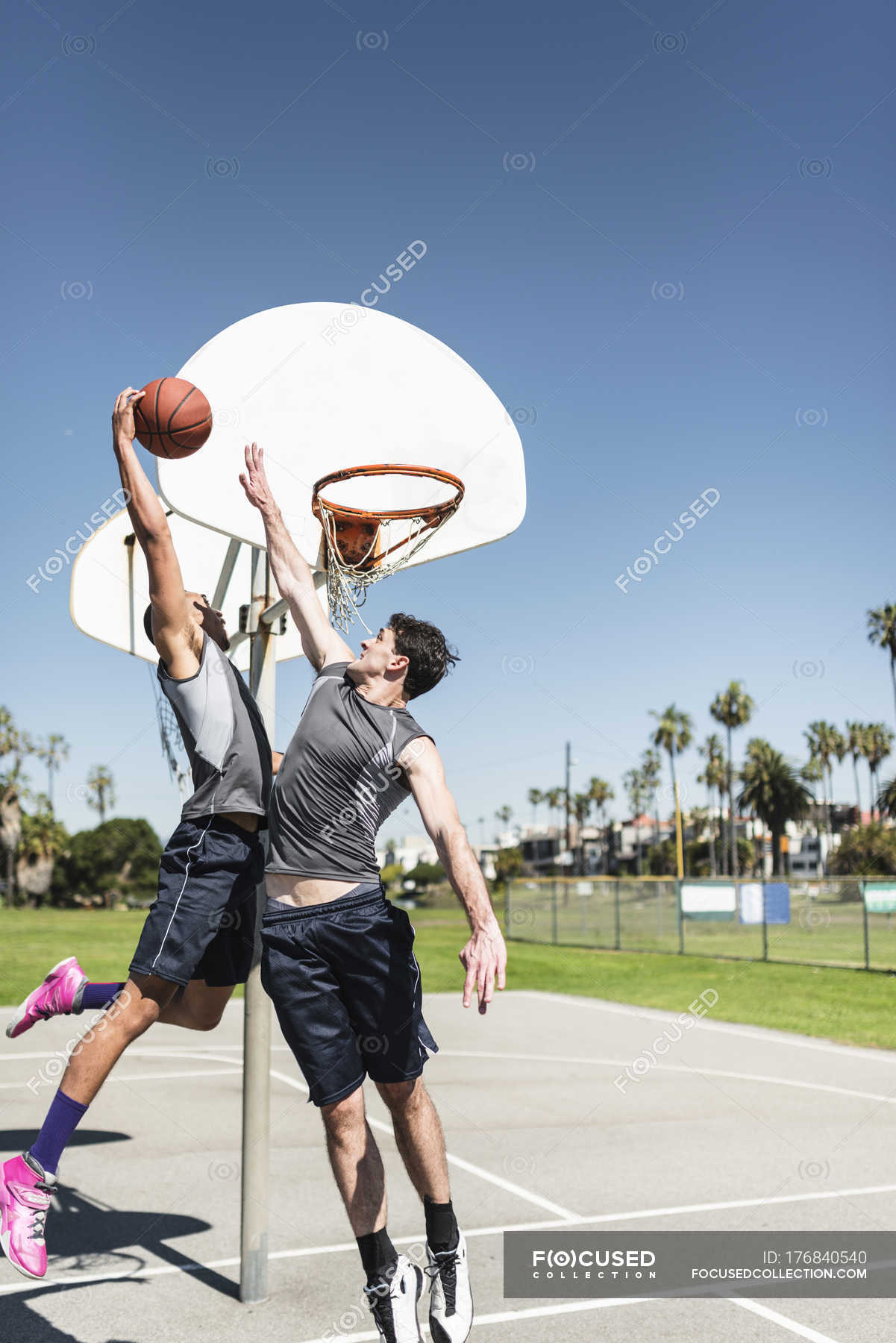 Jovem e mulher jogando basquete na quadra — Duas pessoas