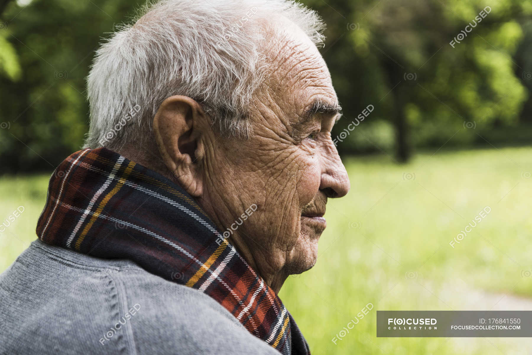 Natural older. Профиль пожилого человека. Пожилой человек в профиль. Согнутый старик в профиль. Худой пожилой профиль Восточный.