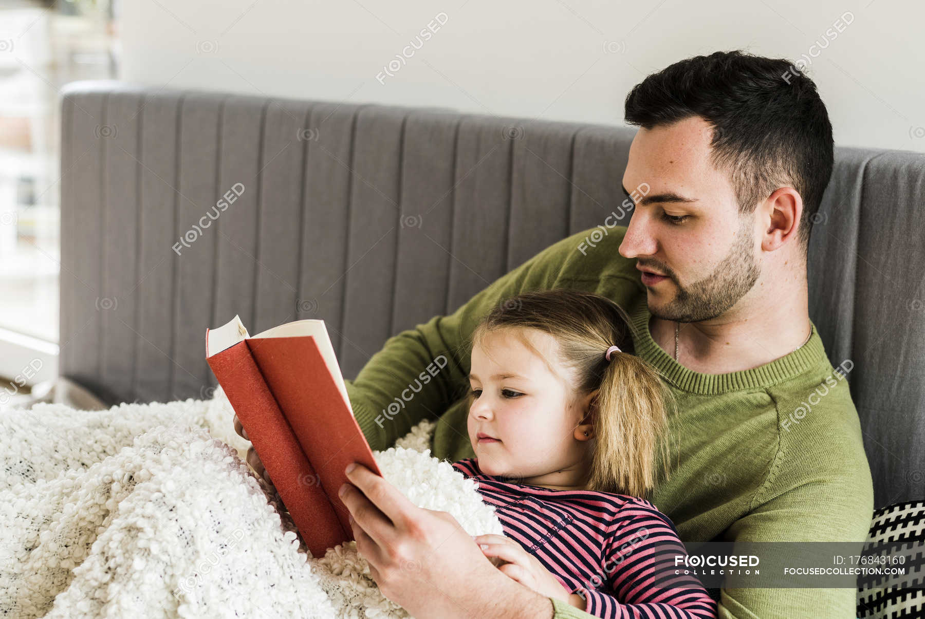 Папа Читает Книгу Картинки