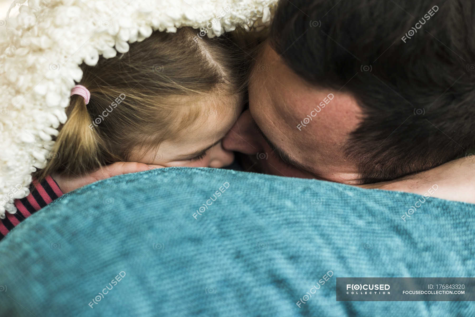 Отец и дочь спят в обнимку