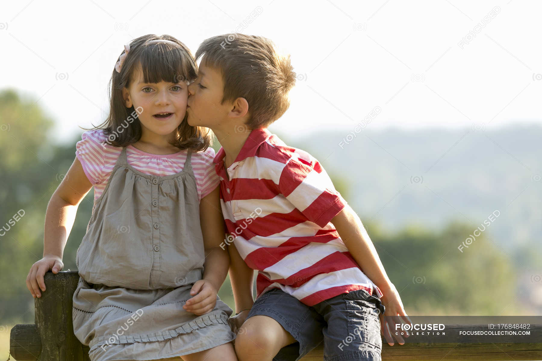 Boys kiss girls. Маленький мальчик целует девочку. Мальчик целует мальчика. Девочка сидит на лице мальчика. Сидя девочка целует мальчика.