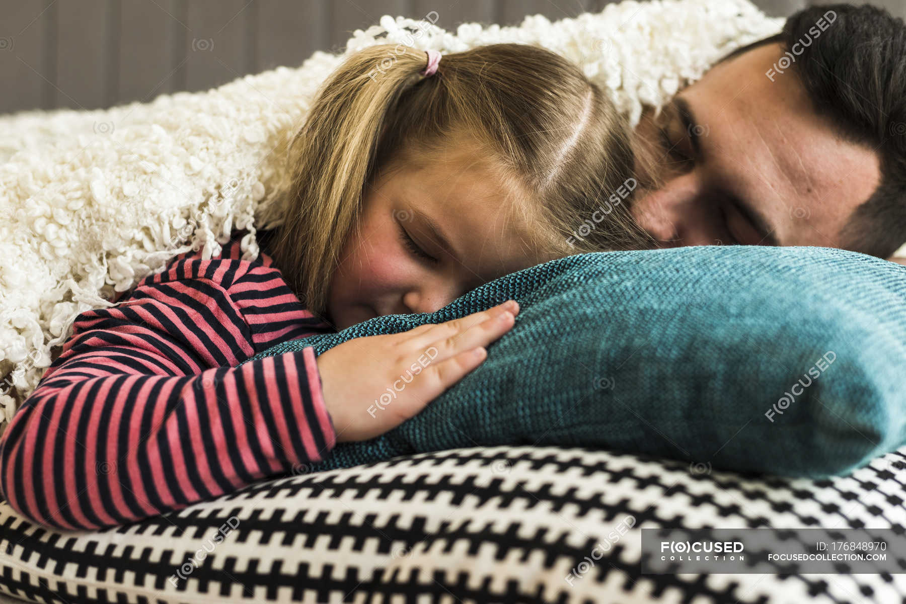 Увидел спящую дочку. Под одеялом с дочерью. Папа с дочкой спят в обнимку.