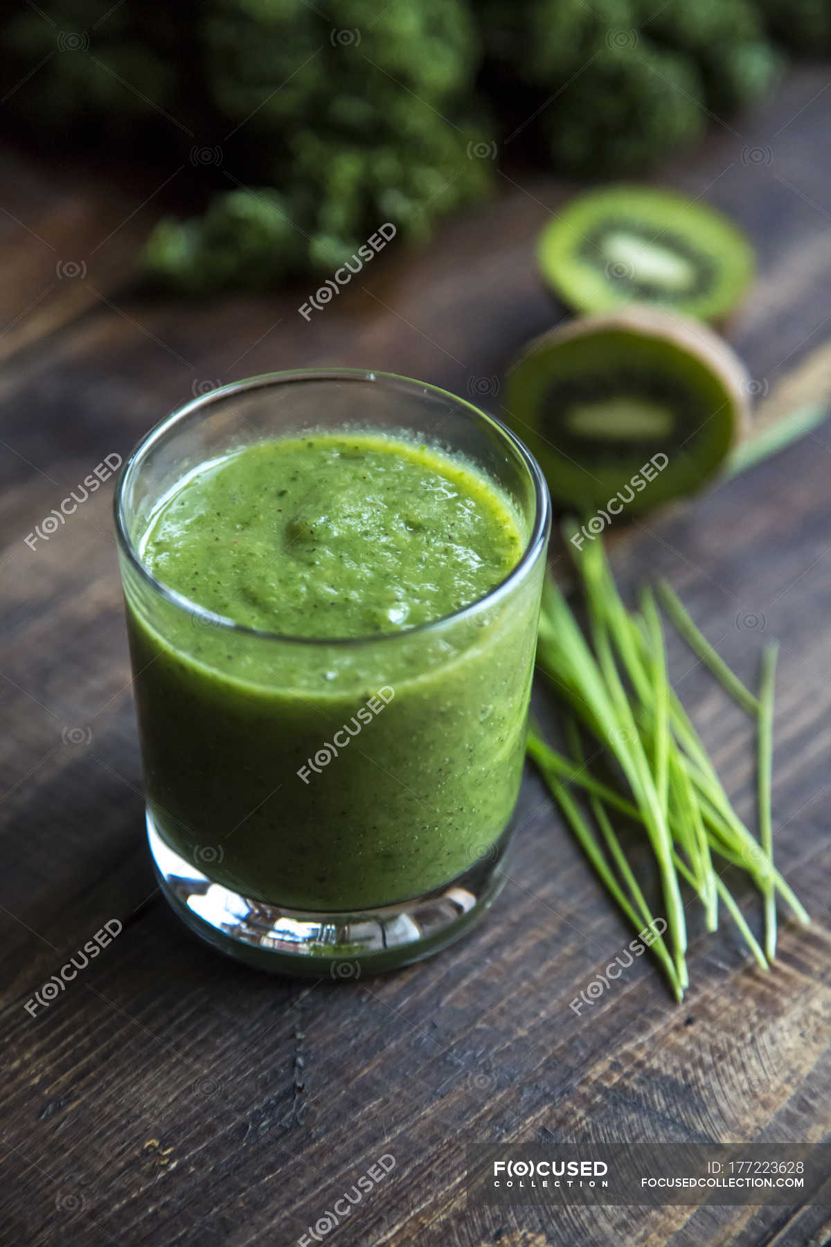 Kale smoothie with kiwi and organic raygras on wood — fruity, Studio Shot -  Stock Photo | #177223628