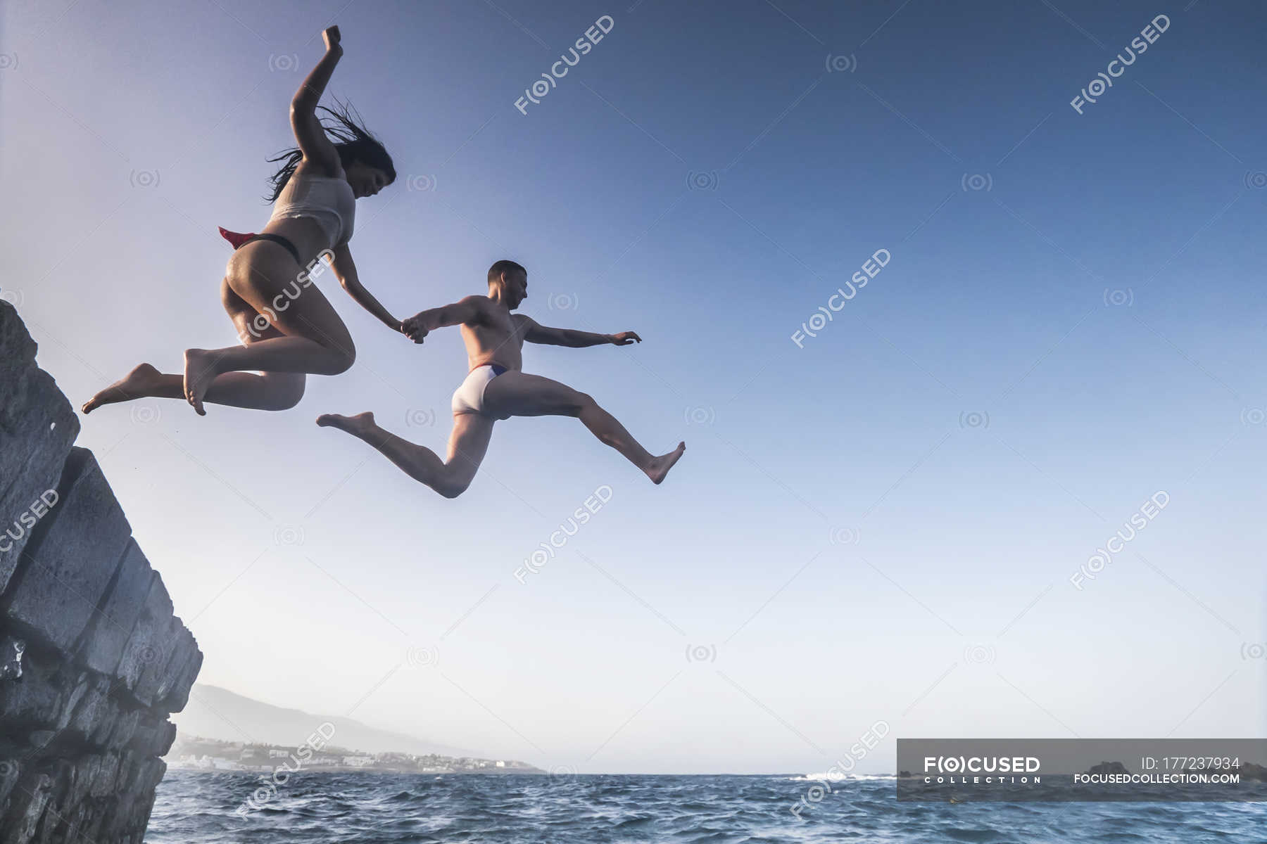 Прыгаю в тазу набираю всех своих подруг. Девушка в тазике. Девушка в тазике. Подруги в прыжке. Две подруги в прыжке.