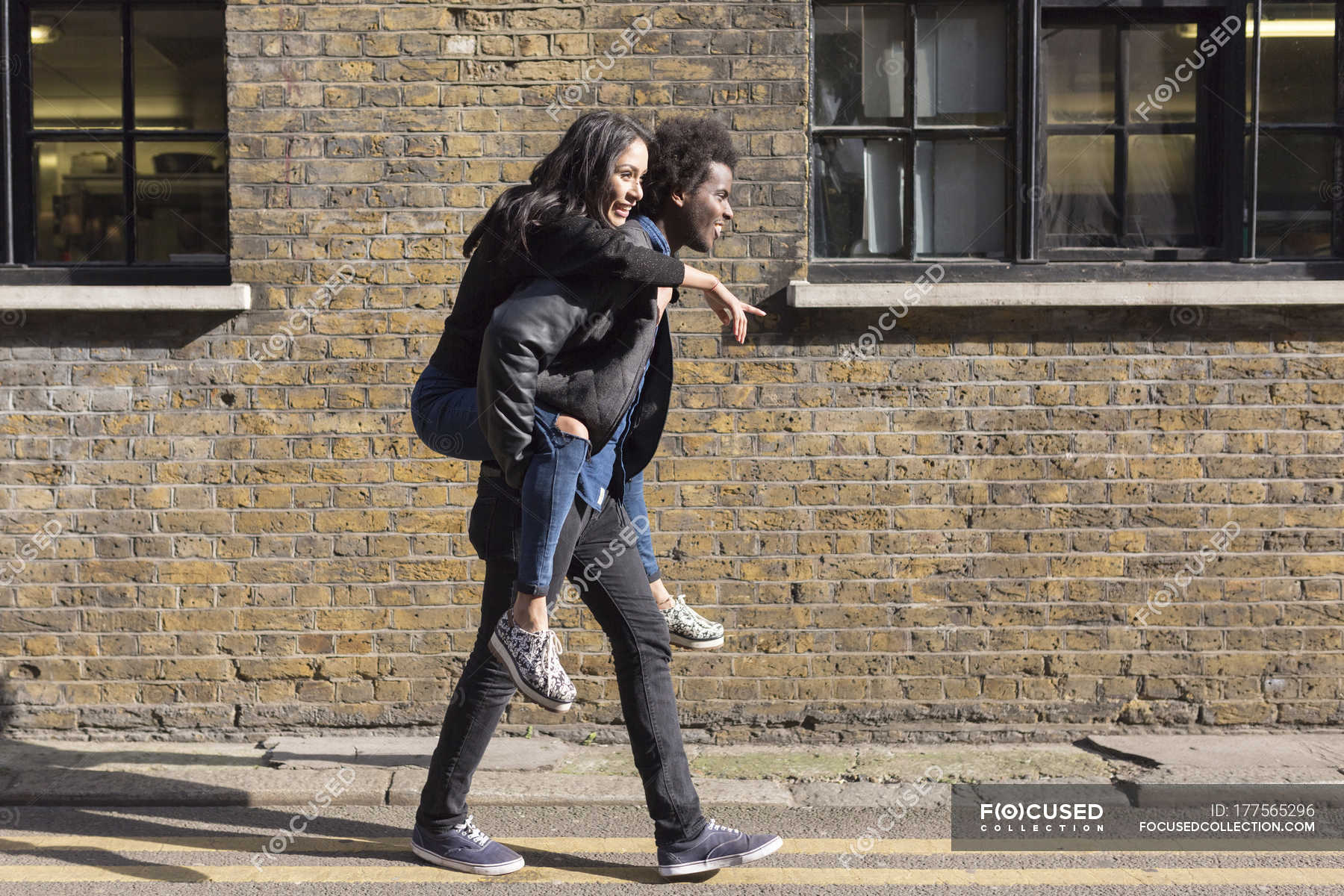 человек несет человека на спине. человек несёт другого на спине. несет на спине. нести на закорках. несет девушку на спине.