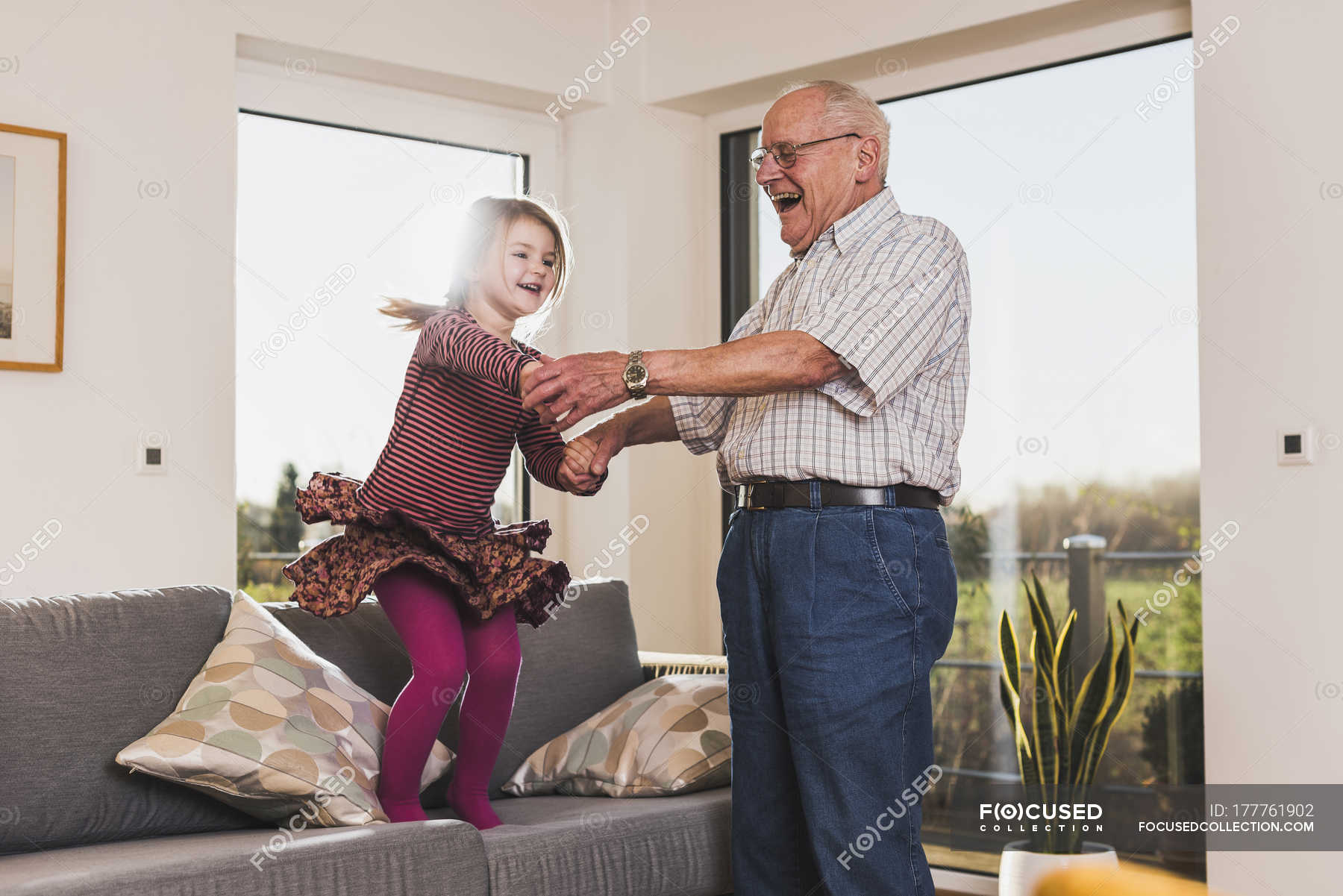 Дед внучку заниматься