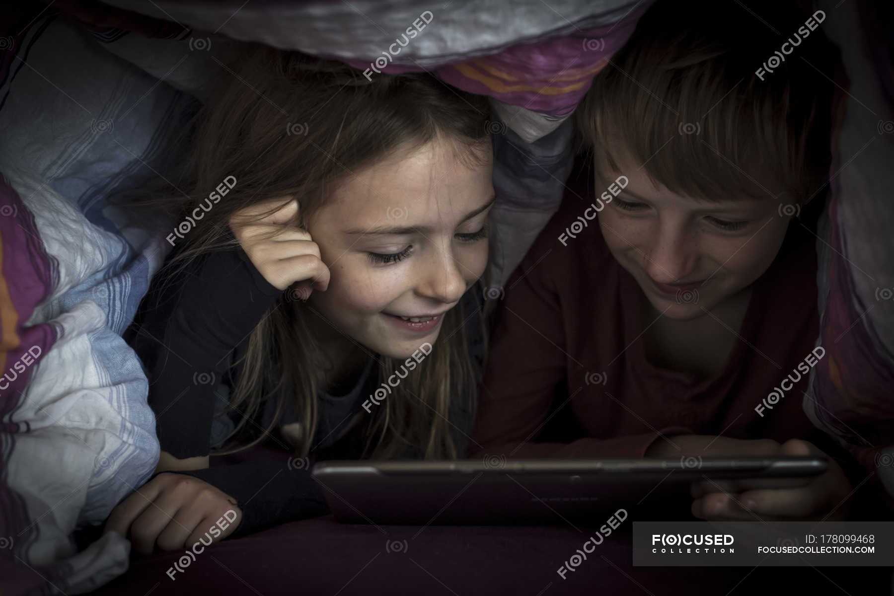 Брат сестра скрытно. Брат и сестра под одеялом. Брат и сестра под одеялом русское. Брата есть под одеялом. Брат и сестра лежат на кровати фото.