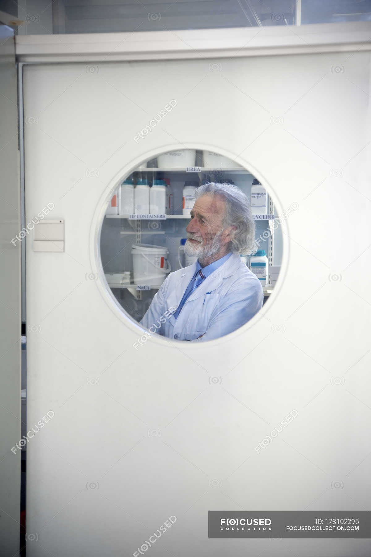 Дверь с окошком для лаборатории