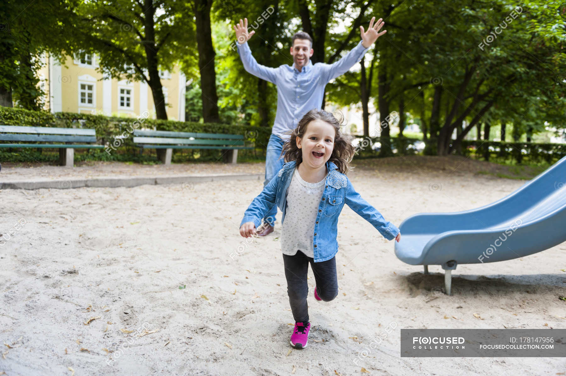 беги папа беги. ребенок убегает. мужчина с воздушным змеем. мальчик бежит к папе. радостные дети бегают.