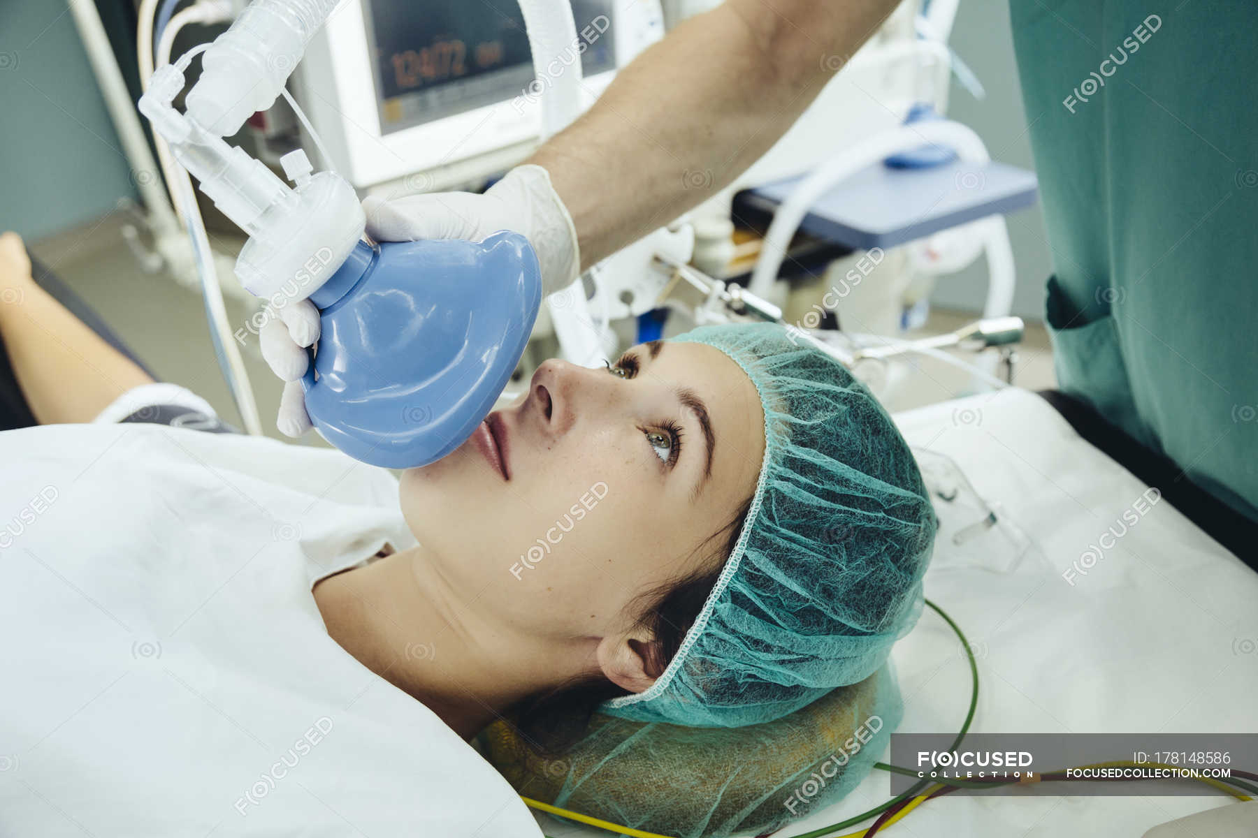 Анестезия операционная. Маска Операционная наркоз. Женщины под наркозом на операционном столе. Девушка на операционном столе.