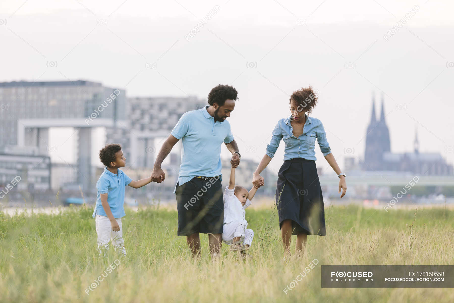 Ходит назад. 4 walk. Under armour рекламные баннеры. Ходьба. 4 walk.