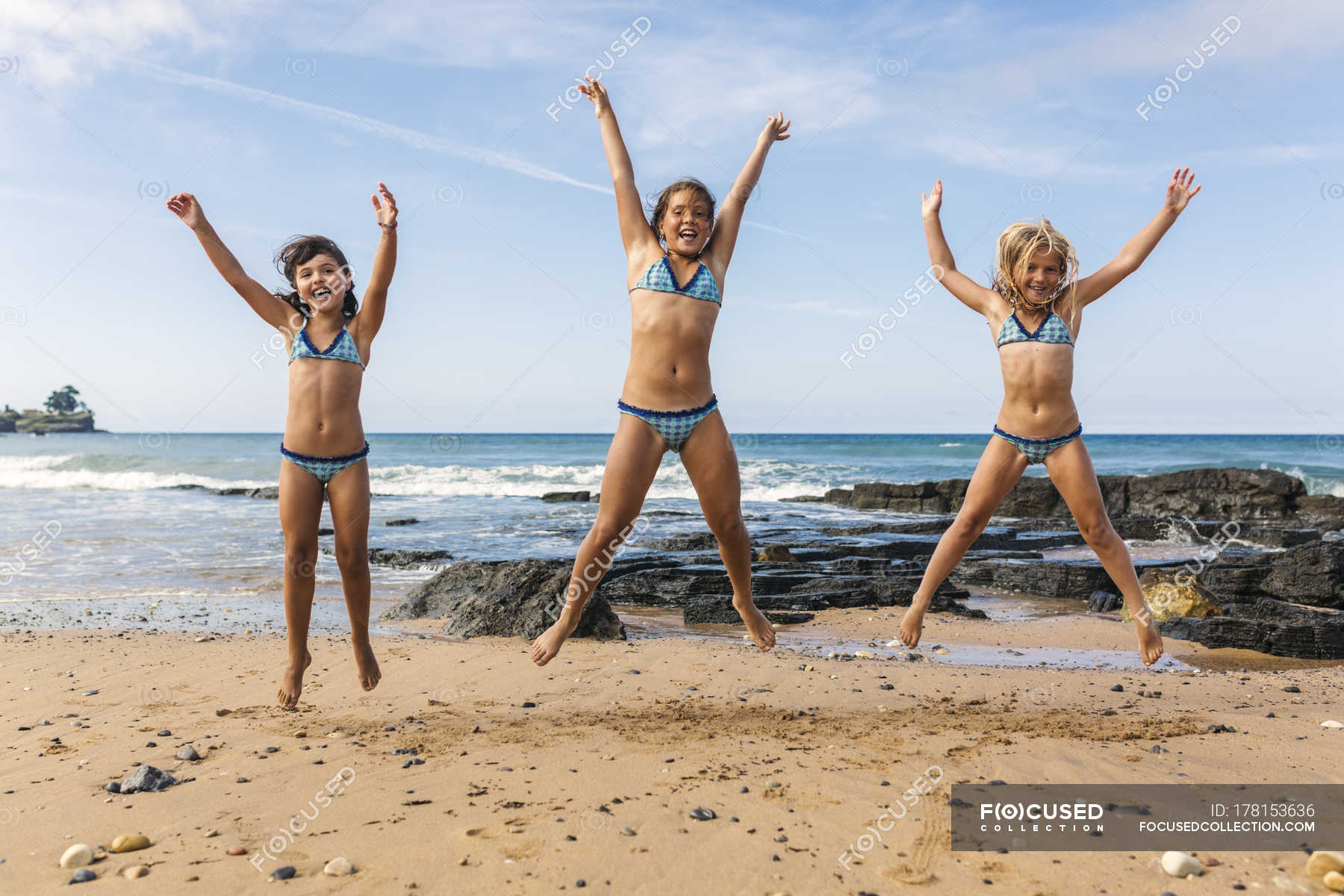 Purenudism pictures. Девушки подпрыгнули на пляже. Юниор на пляже. Девочка прыгает лет 12 на пляже. Пуренудист Фэмили.