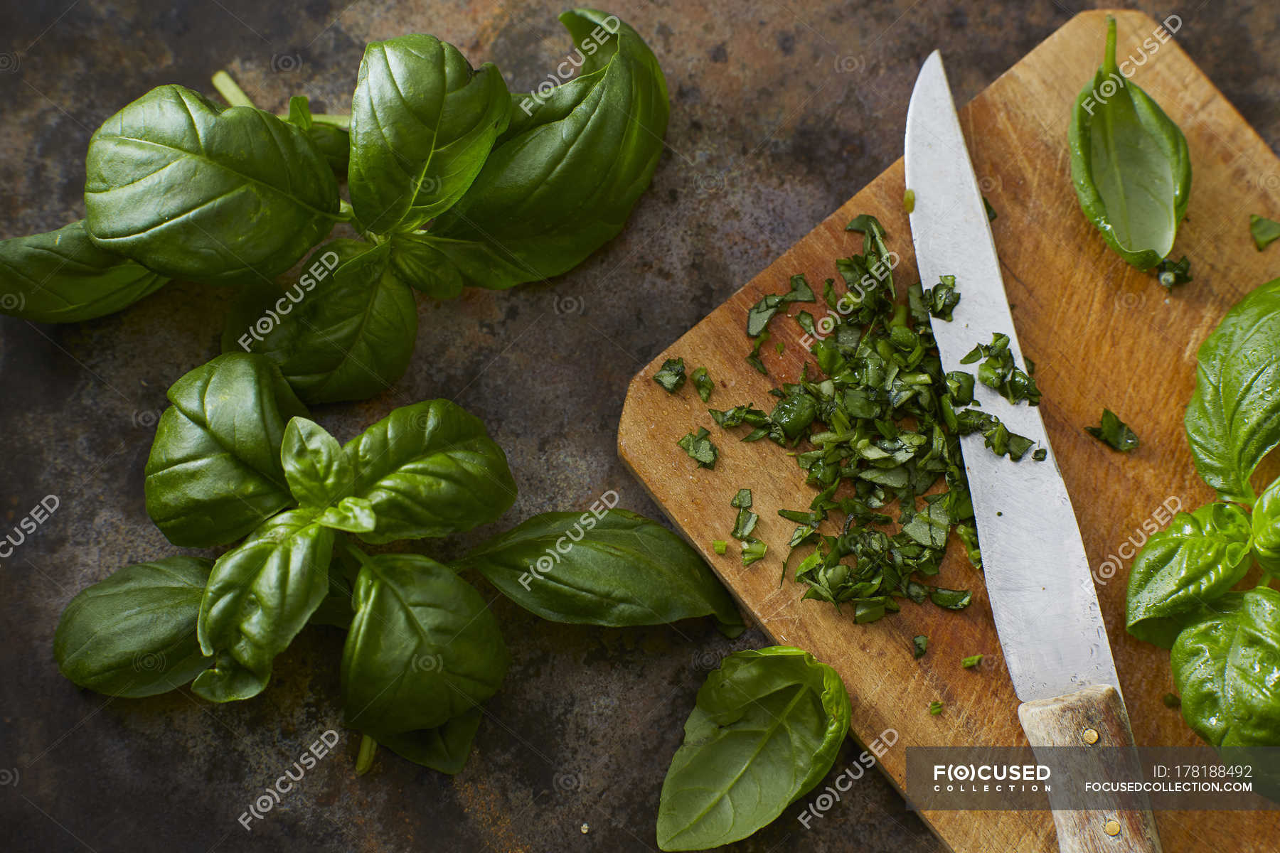 Whole and chopped basil leaves — chopping board, healthy food Stock