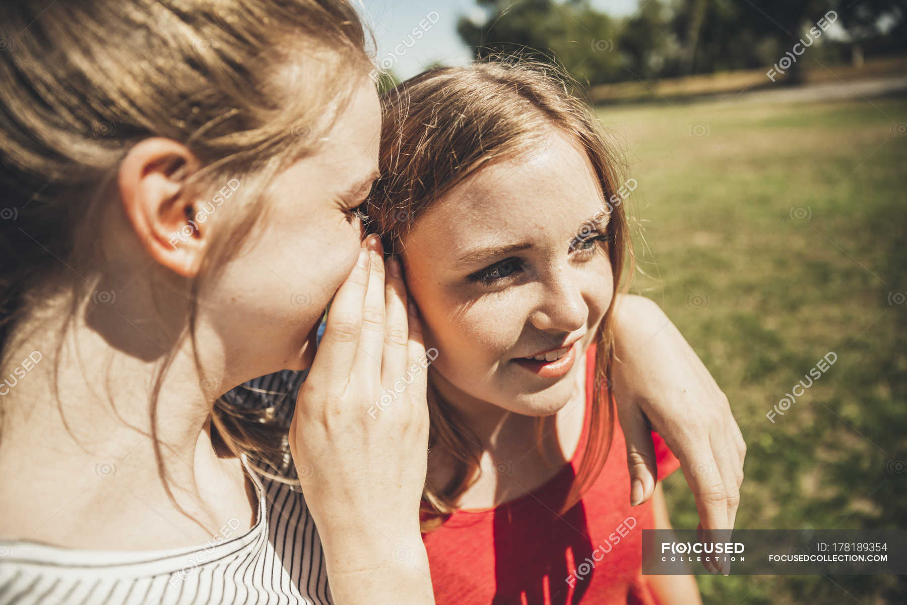 Tell girl. Две девушки подростка шепчутся. Две девочки подростки сердитые. Шепчемся с подругой после школы. Две девочки шепчутся pikabu.