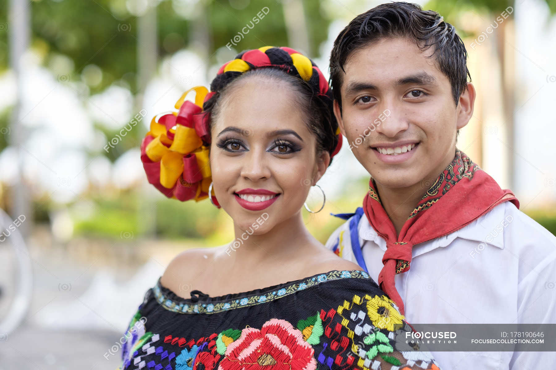 Portrait of traditional folkloristic Mexican dancers — Traditional ...