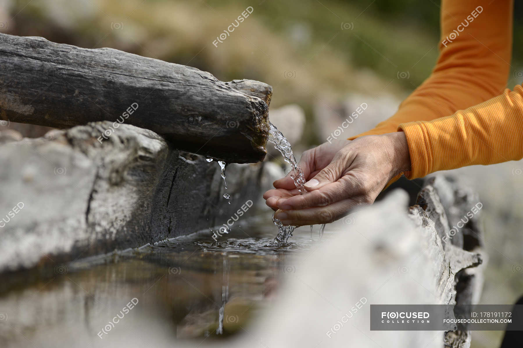 Чем черпают воду из колодца