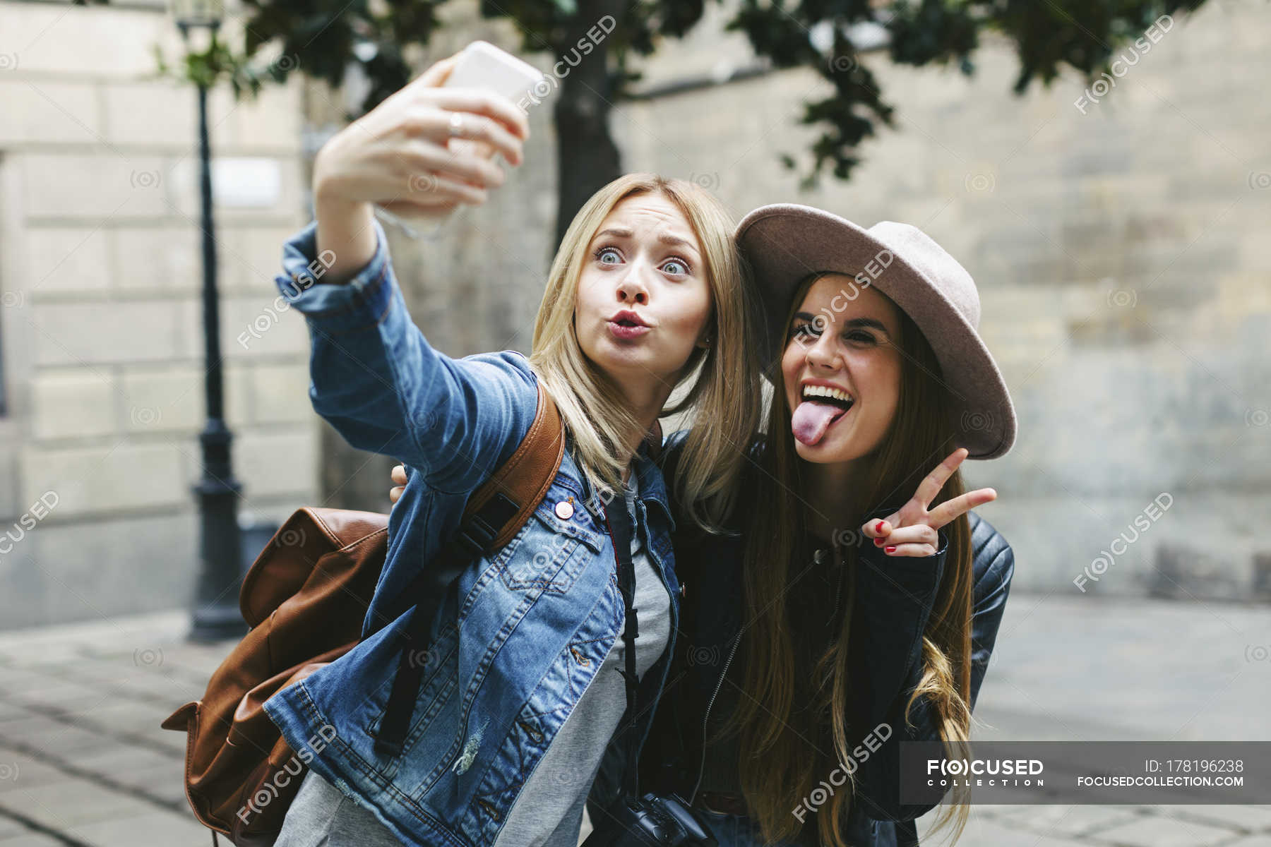 Фото сток селфи подруг. Дружба подруг. Подружки селфи. Две девушки шепчутся. Фотосессия подруг весенняя.