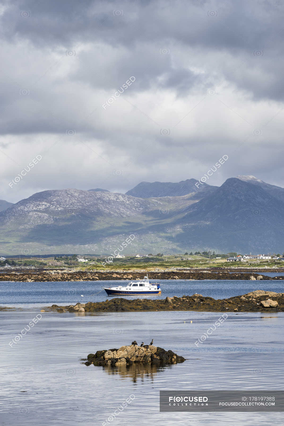Ireland, County Galway, View over Roundstone Bay to Twelve Pins