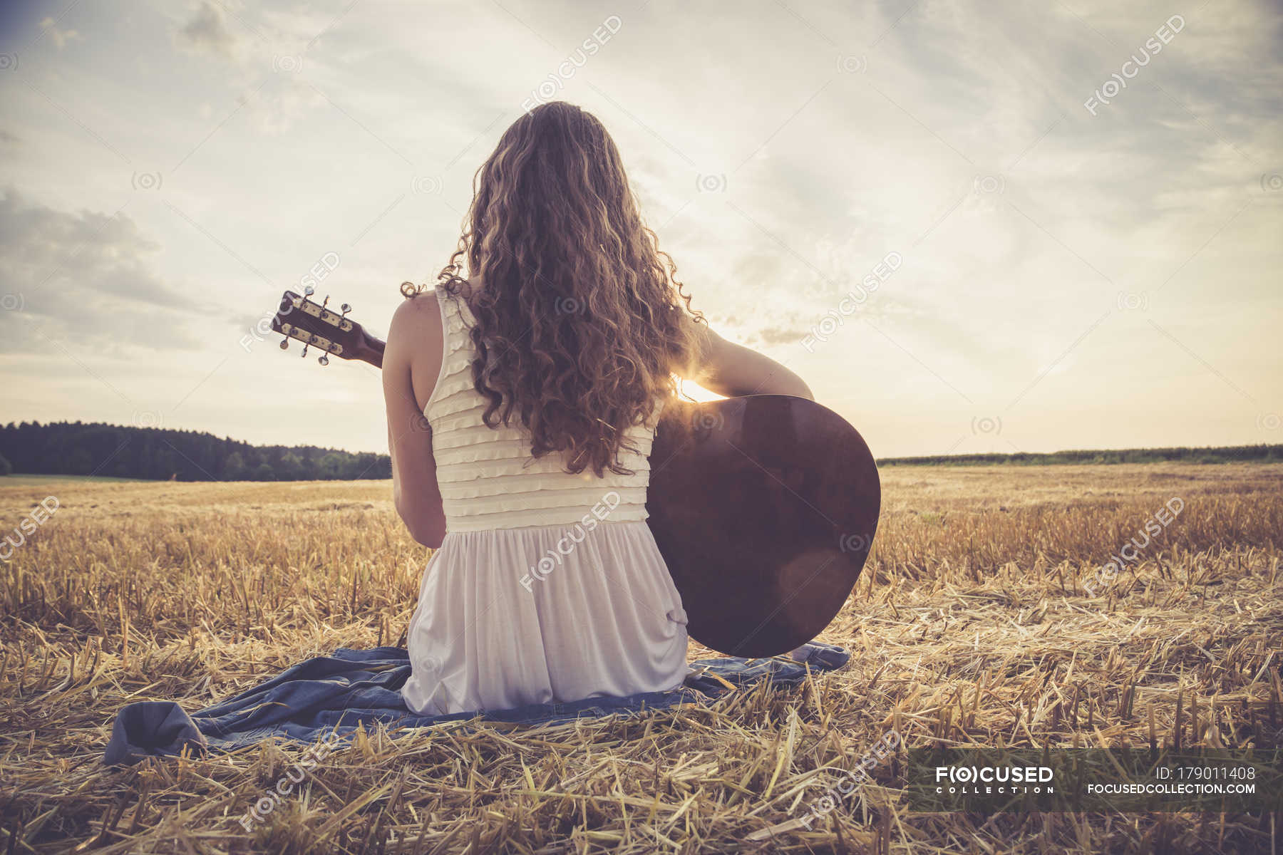 Wonderful life katie. Katie Melua wonderful Life. Девушка с гитарой лайф. Wonderful Life Кэти Мелуа. Katie Melua с гитарой.