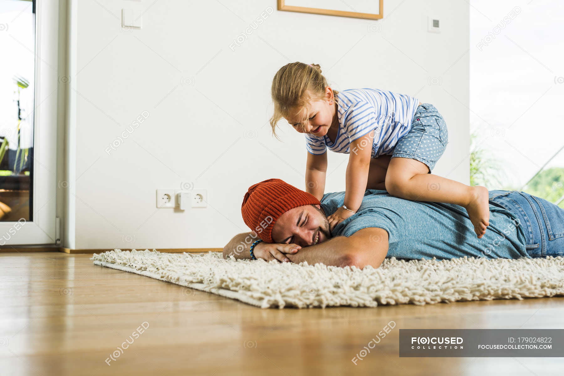 песня на коленях отца. отец на коленях. сын на коленках отца. мальчик на коленках у папы. мальчик сидит на коленях у папы.