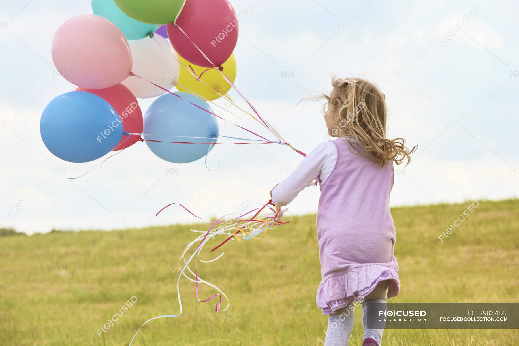 Brandewijn propeller tekort Little girl with balloons running on a meadow — blond, 4 5 Years - Stock  Photo | #179027822