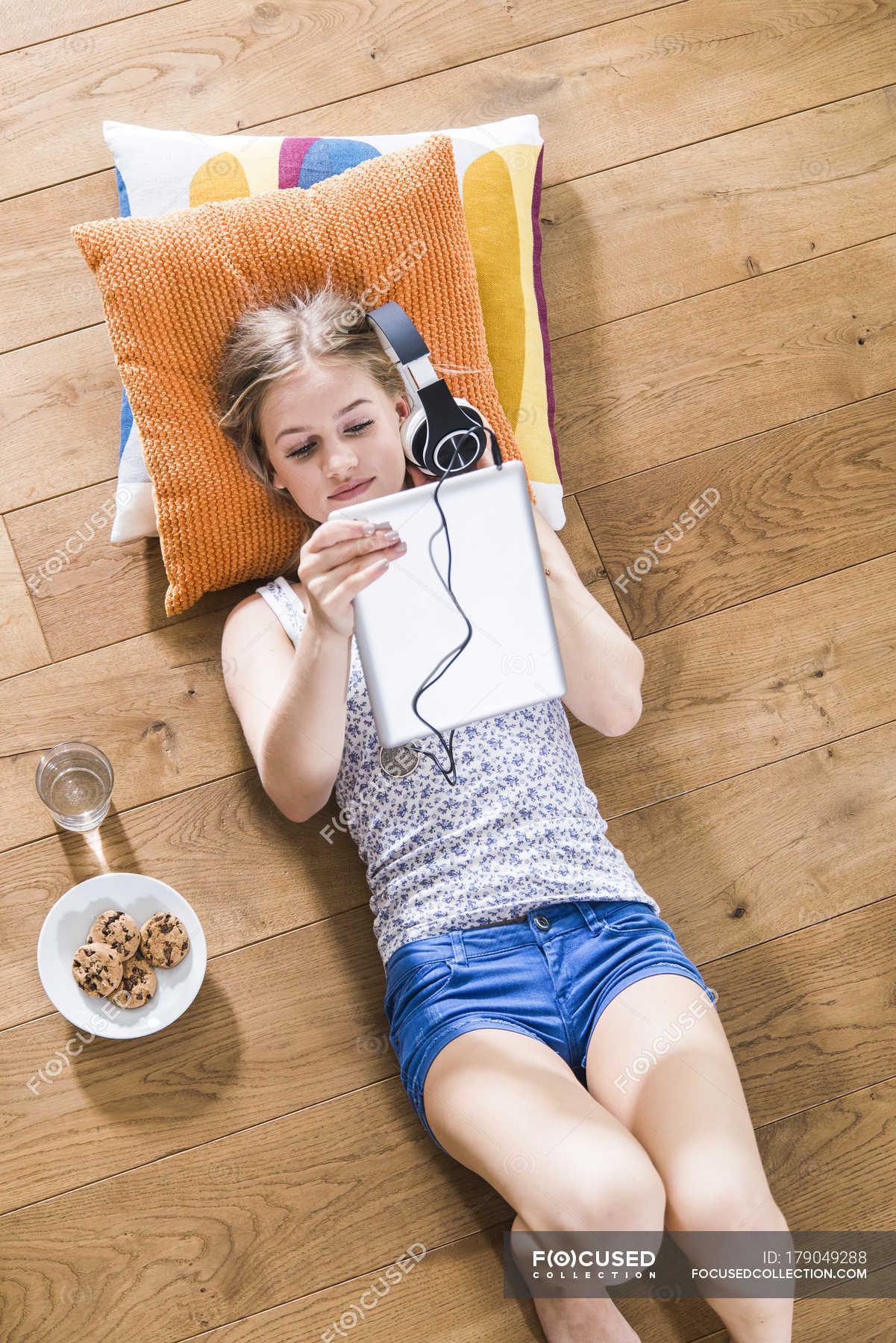 Adolescente Deitada No Chão Ouvindo Música Do Tablet Digital — Biscoitos Relaxamento Stock 2738