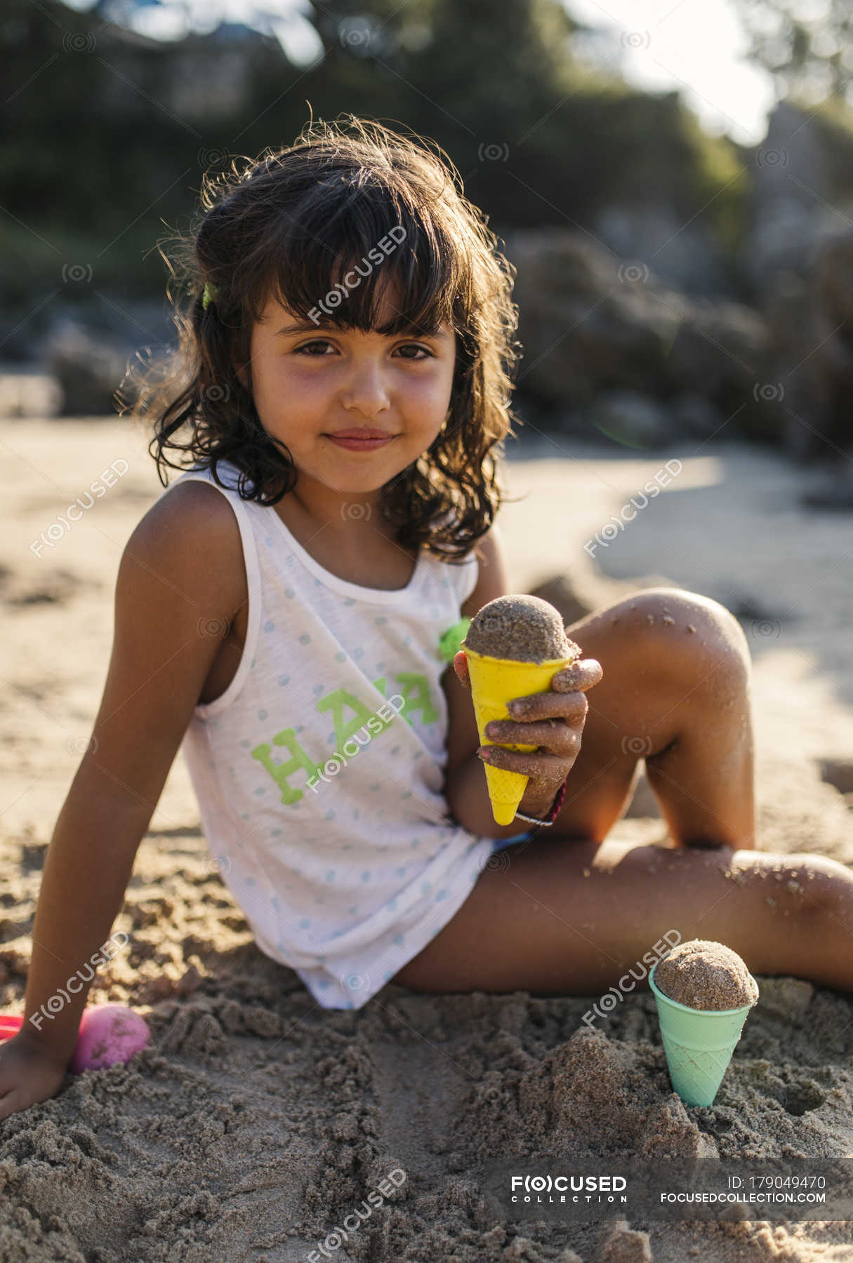 Retrato de menina brincando com areia na praia — 6 7 anos, Sessão ...