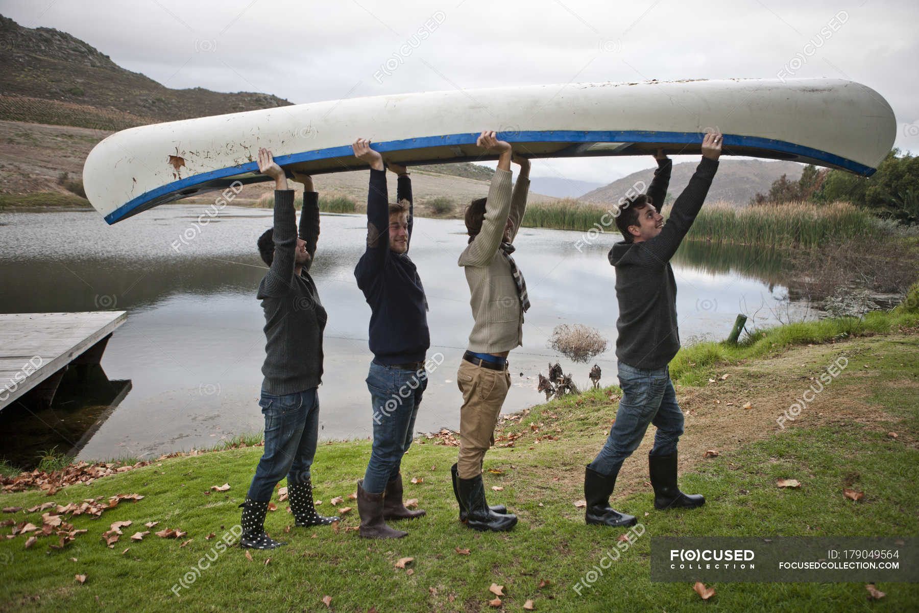 Carry a friend teamwork obby. Люди несут байдарку. Несут лодку. Несет байдарку. Лодка вверх дном.