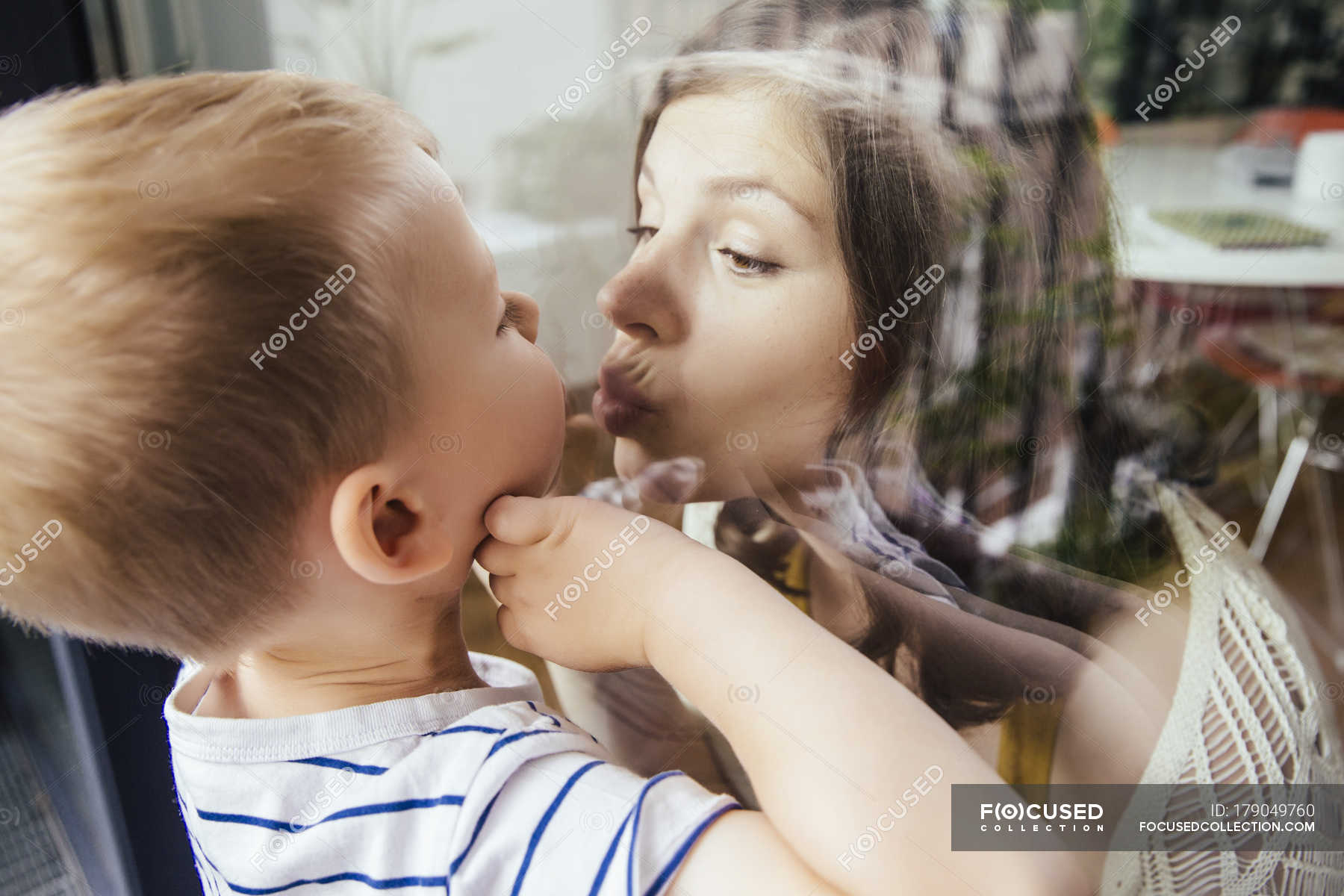 Мать учит сына японское. Поцелуй сына. Поцеловалась с сыном. Мать целует сына. Мать целует сына в губы.