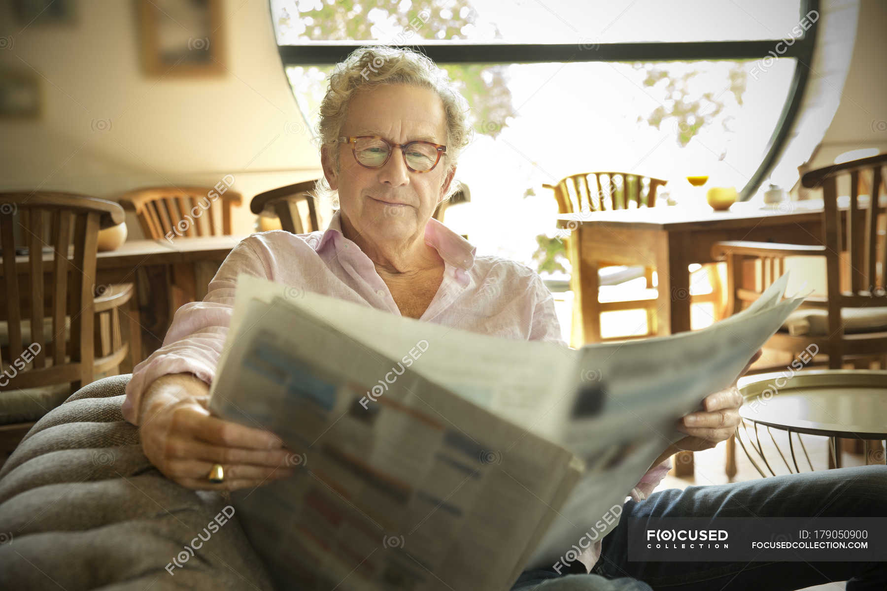 Пенсионерка читать. Газета пенсионер. Фон пенсионер с газетой. Пенсионер читает газету. Бабушка читает газету.
