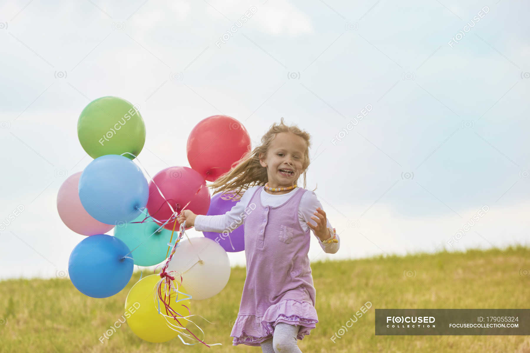 Consulaat poeder rekken Little girl with balloons running on a meadow — cute, One Girl Only - Stock  Photo | #179055324
