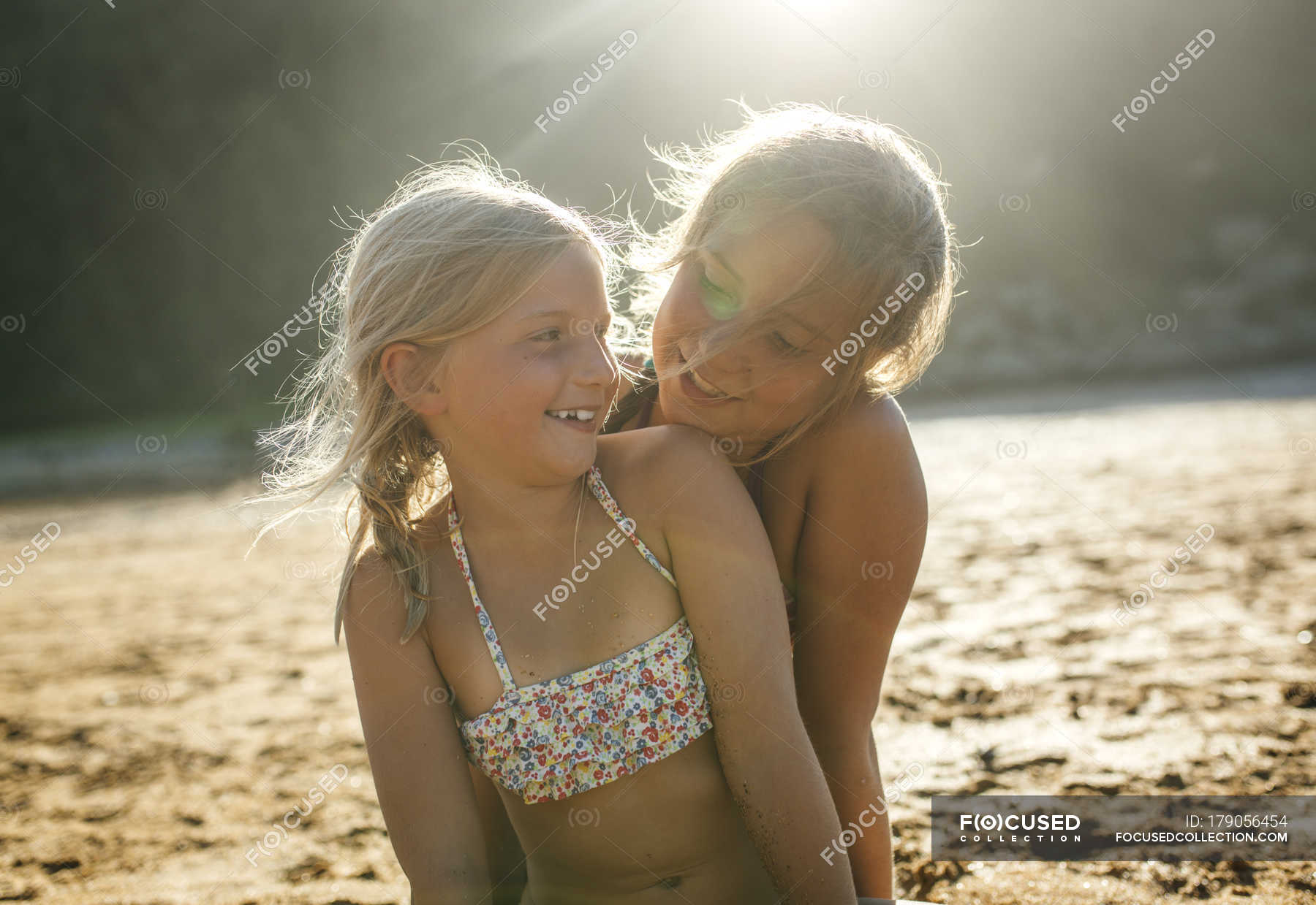 я с сестрой на пляже