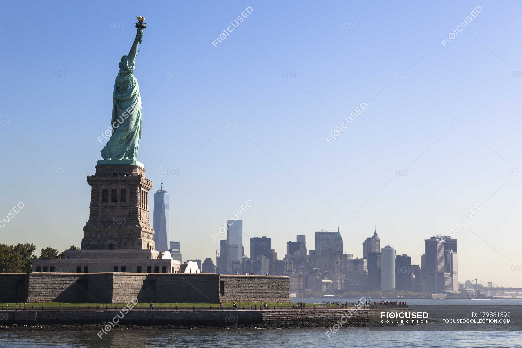 EUA, Nova York, Estátua da Liberdade sobre a água — ponto de referência