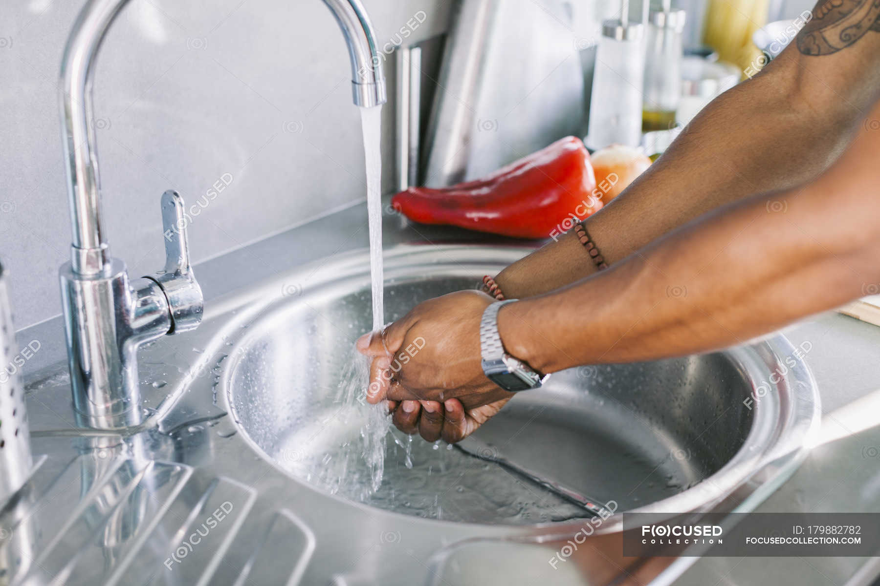 Можно помыть руки. Мытье раковины. Мытье рук. Вода утекает в раковину. Раковина для мытья рук.