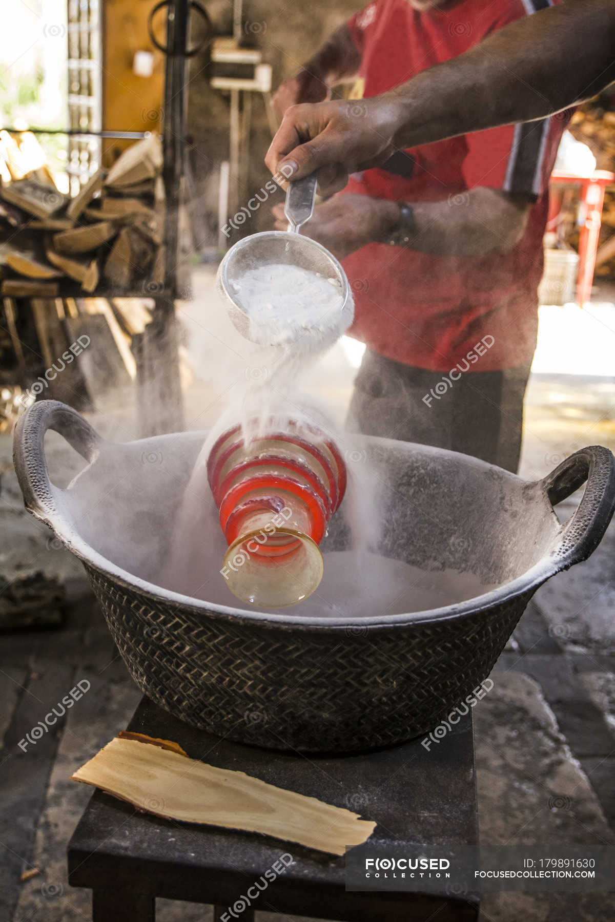 Manufacturing process of a vase with spiral in a glass factory