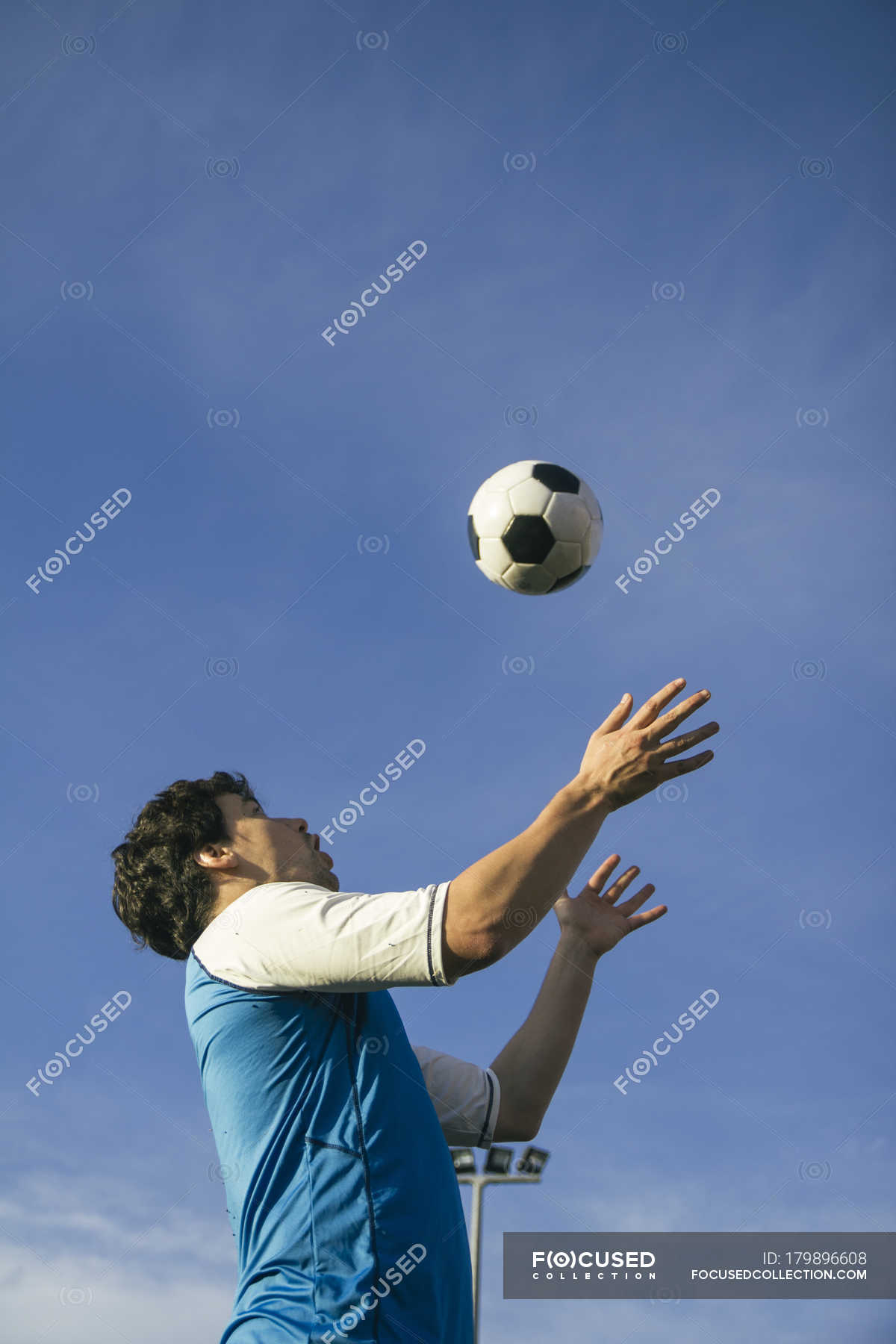 Foto de Vista De Ângulo Baixo De Jogador De Futebol Com Bola De