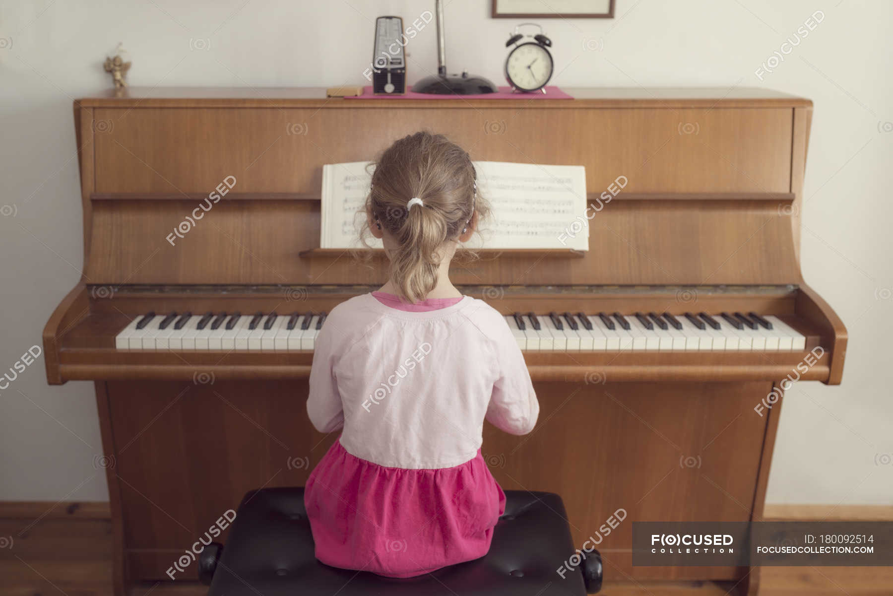 5 my friend play the piano. Пианино для девочек. Девочка играет на органе. Девочка играет на пианино. Девушка играет на органе.