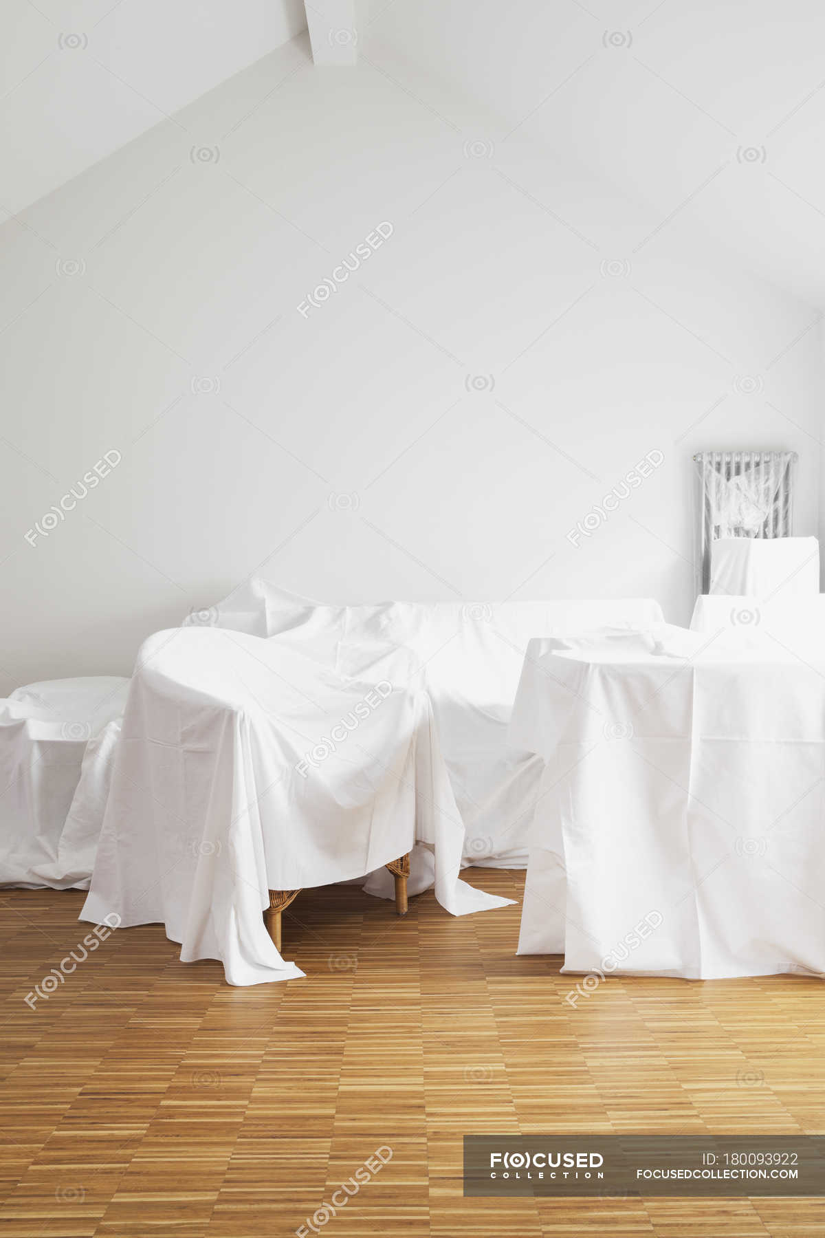 Daytime view of furniture covered with white fabric in penthouse — Living  Room, bright - Stock Photo