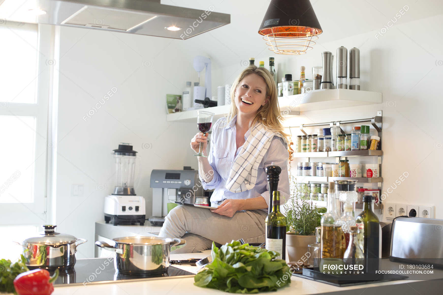 Попить на кухне. Девушка с вином на кухне. Фотосессия на кухне с вином. Женщина пьет на кухне. Итальянская женщина на кухне.