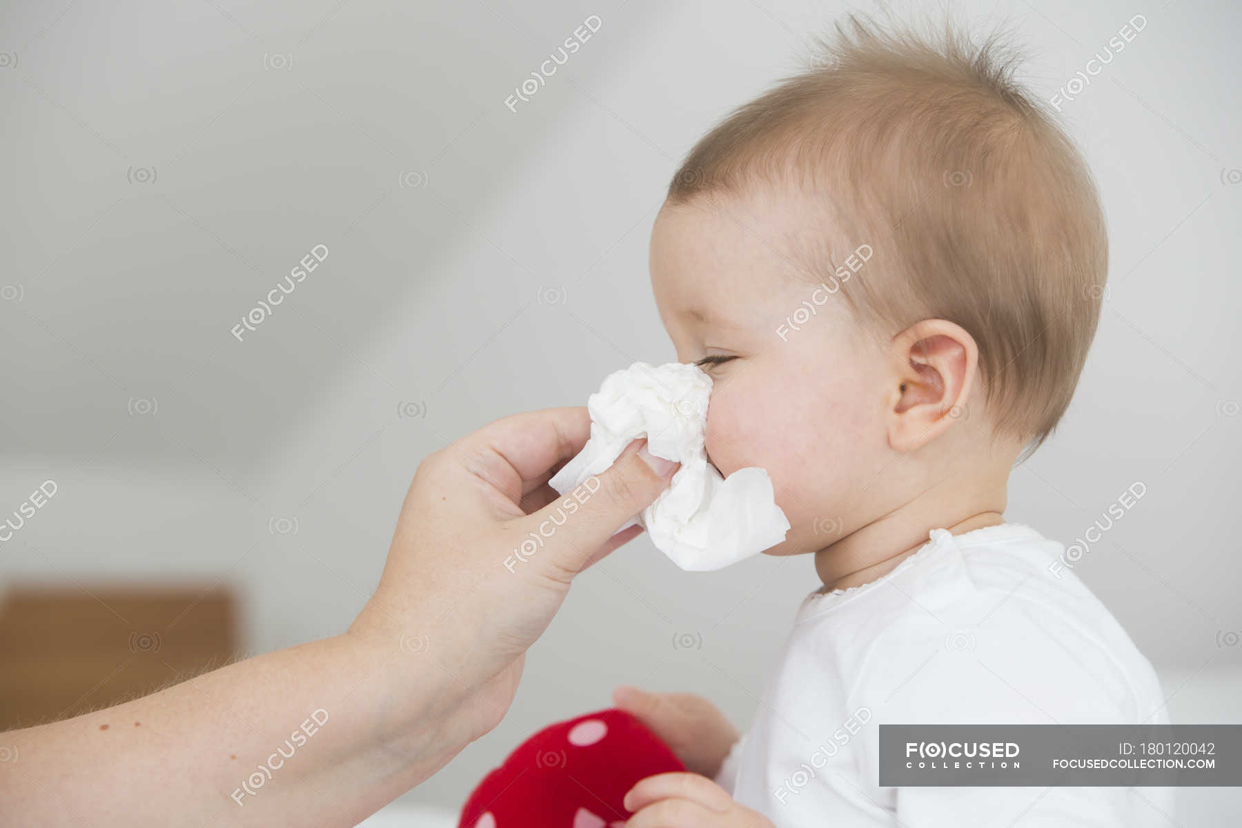 Как лечить нос ребенку 3 года. Капли для носа для новорожденных от заложенности. Как лечить нос ребенку 3 года. Насморк у ребенка. Капли в нос от зеленых соплей для детей.