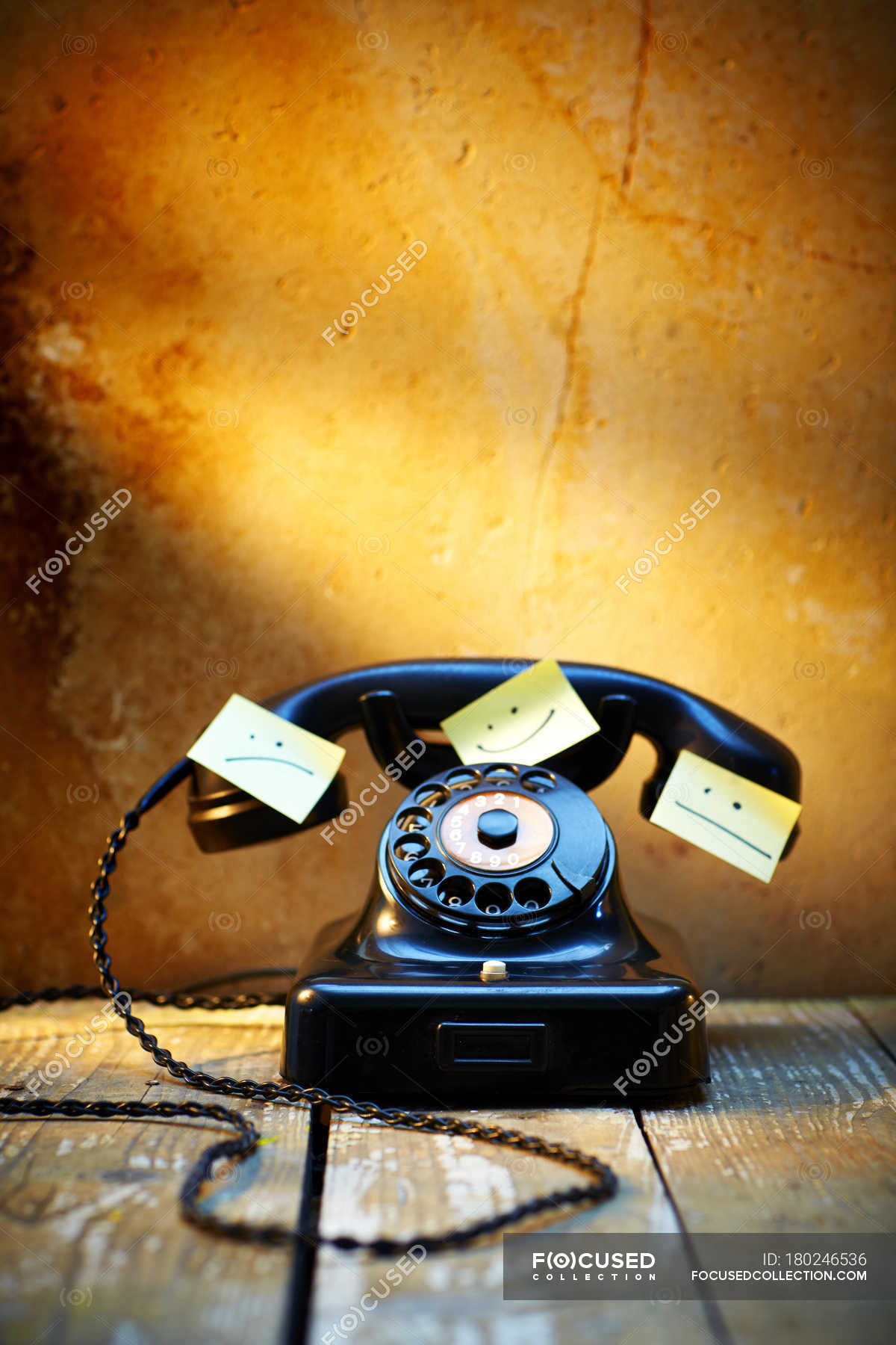 Vecchio telefono nero in bachelite con note adesive — Antichità,  connessione - Stock Photo