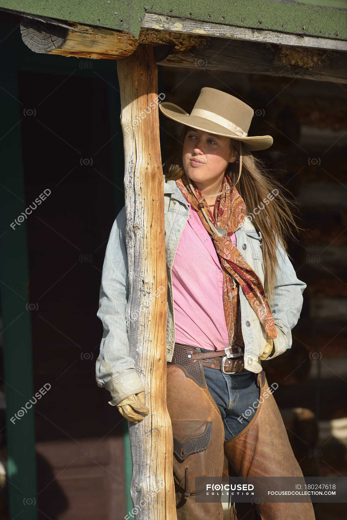 Скотарок стоячи під ганок - Робочий одяг, США - Stock Photo #180247618 