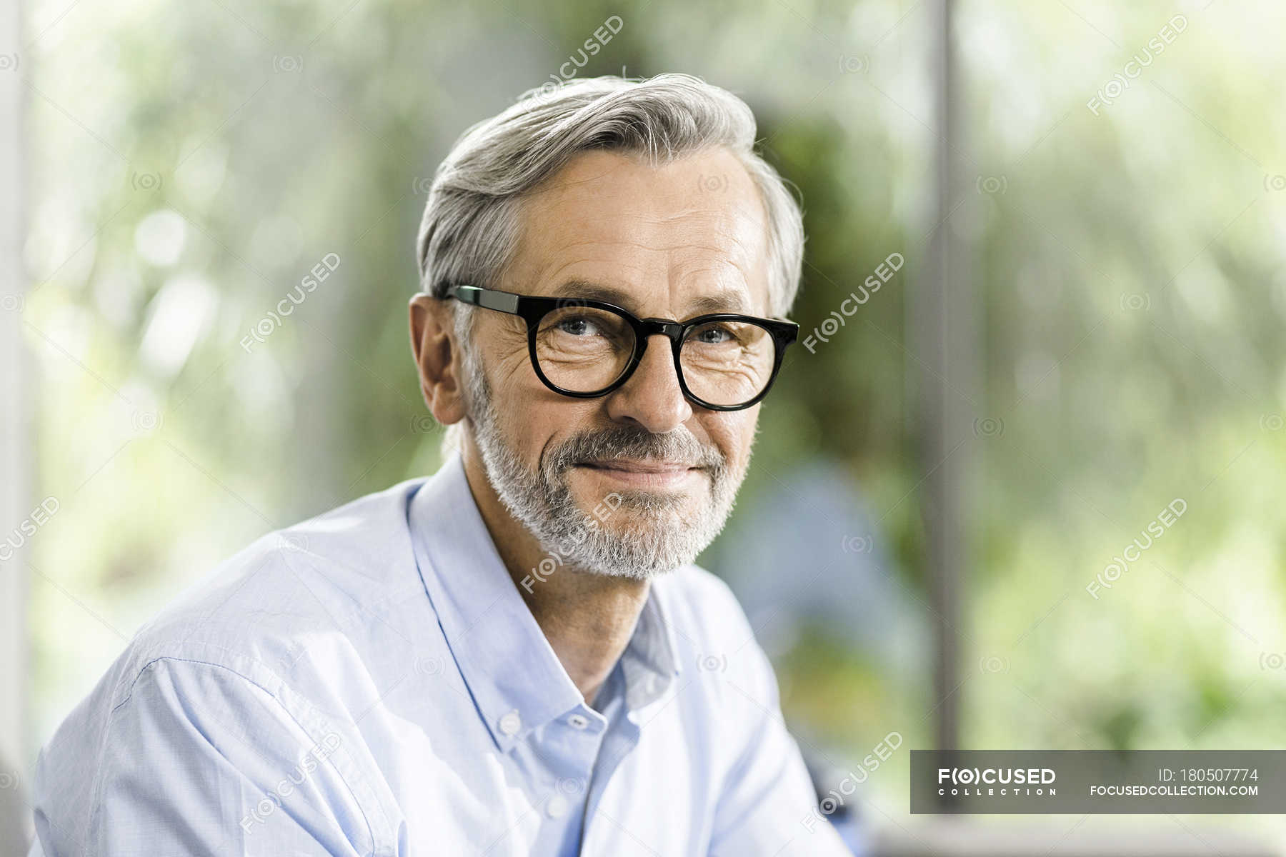Portrait of smiling man with grey hair and beard wearing spectacles —  leisure, Caucasian Appearance - Stock Photo | #180507774
