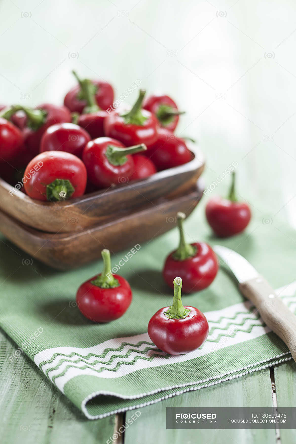 Bowl of Cascabel chili peppers — unprocessed, diet Stock Photo