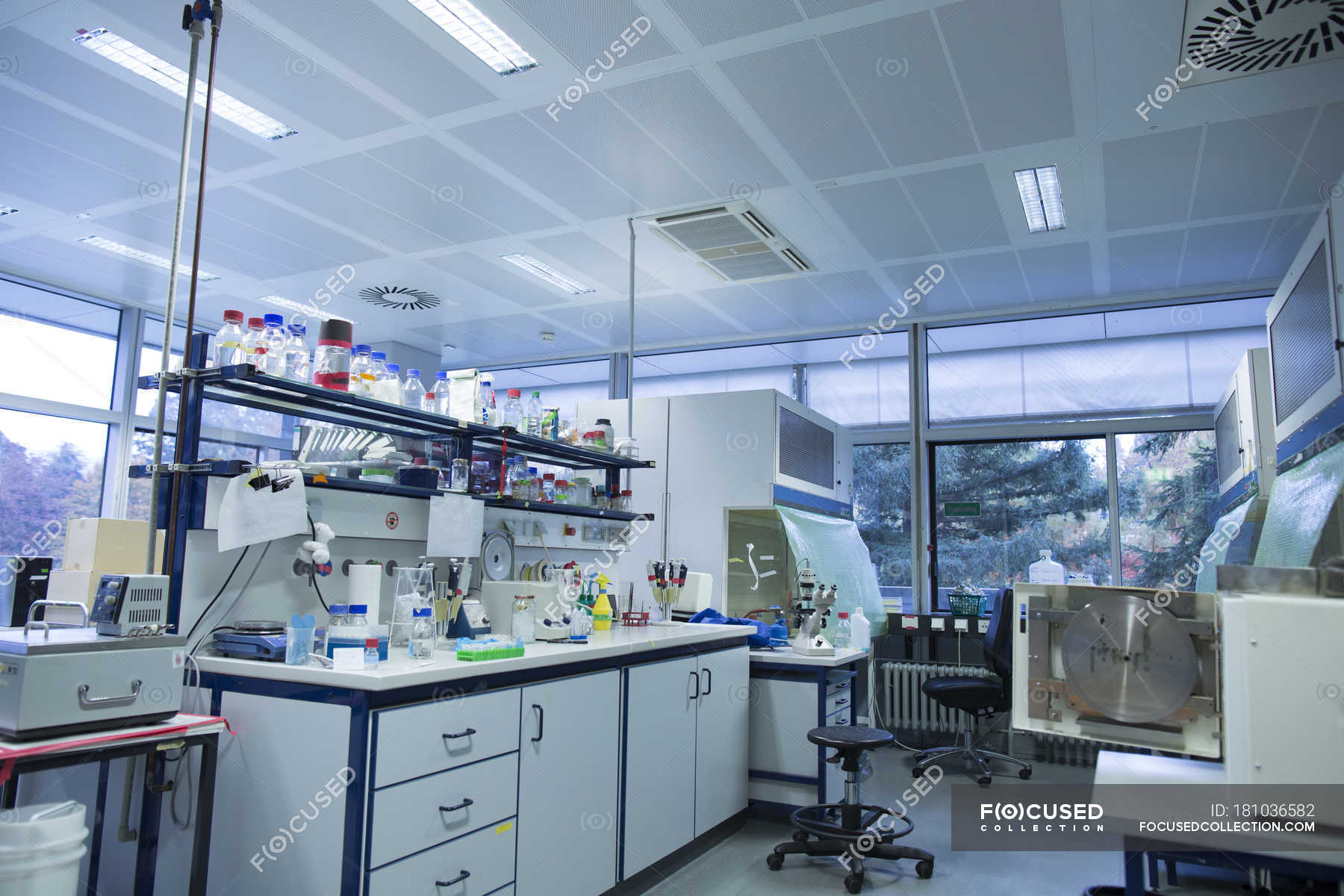 Daytime interior of a bright biological laboratory — development,  complexity - Stock Photo | #181036582