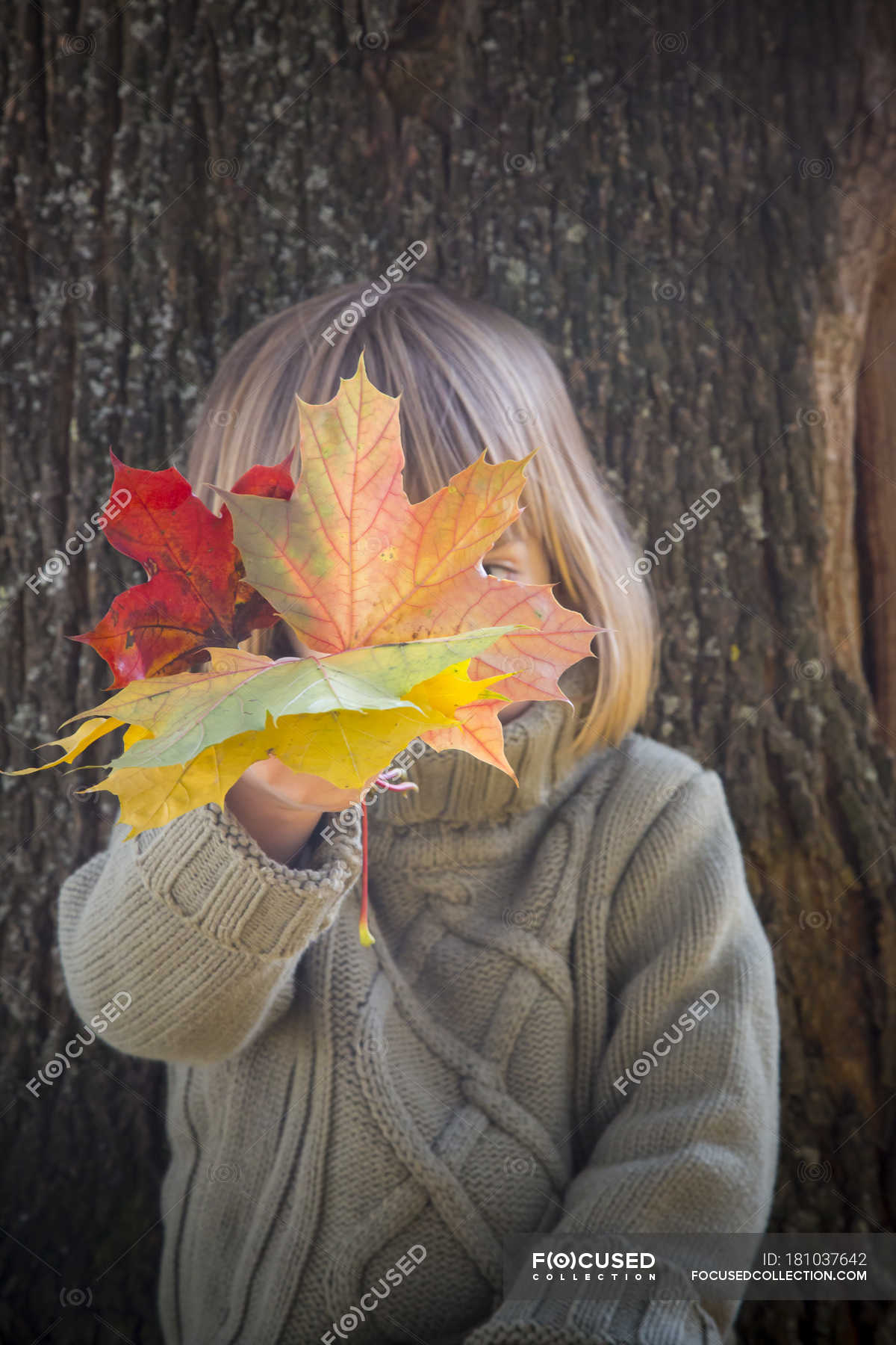 Блондинка с осенними листьями