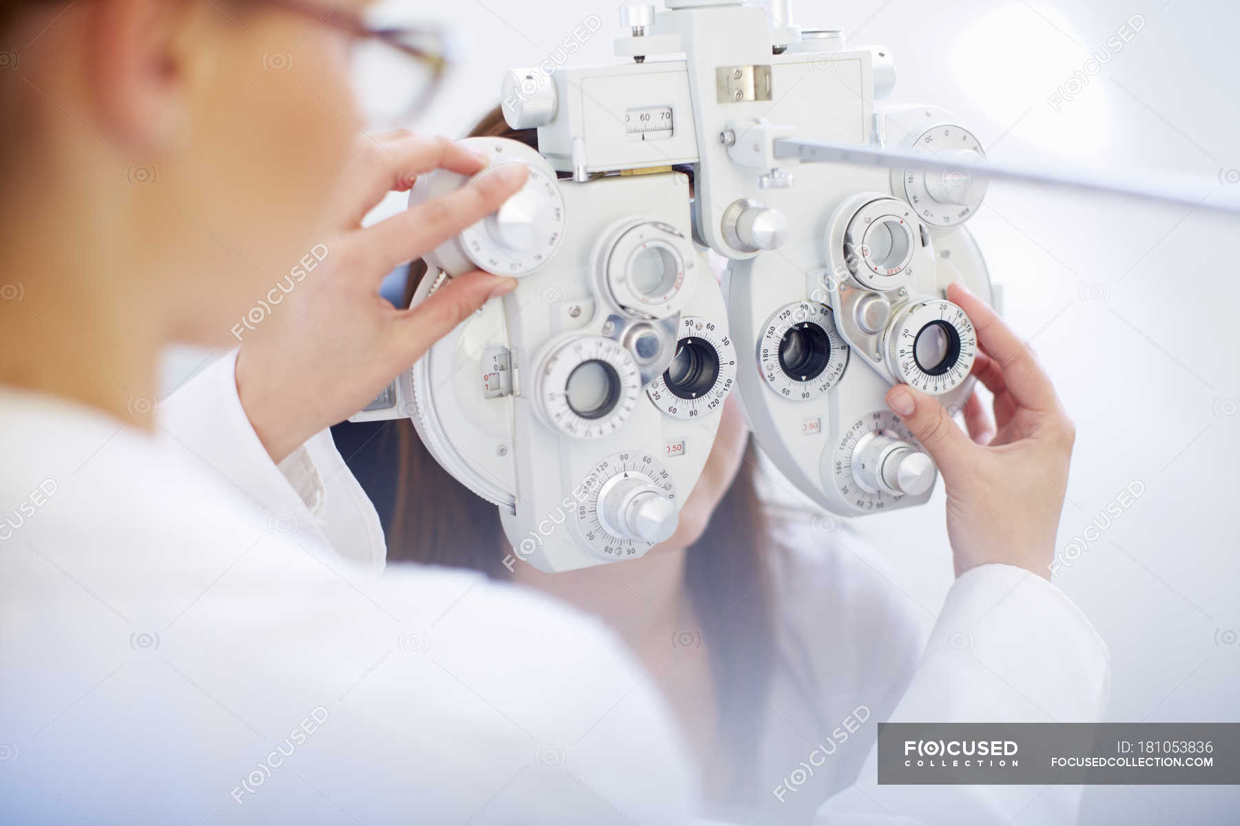 Девушка у офтальмолога