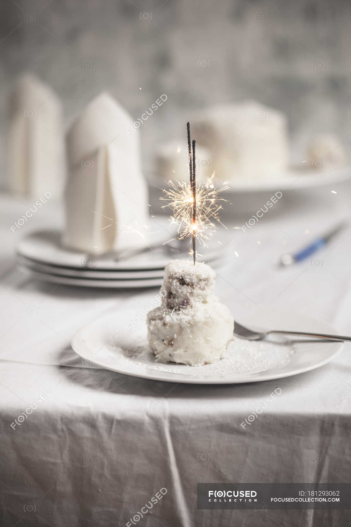 Cake fireworks hi-res stock photography and images - Alamy