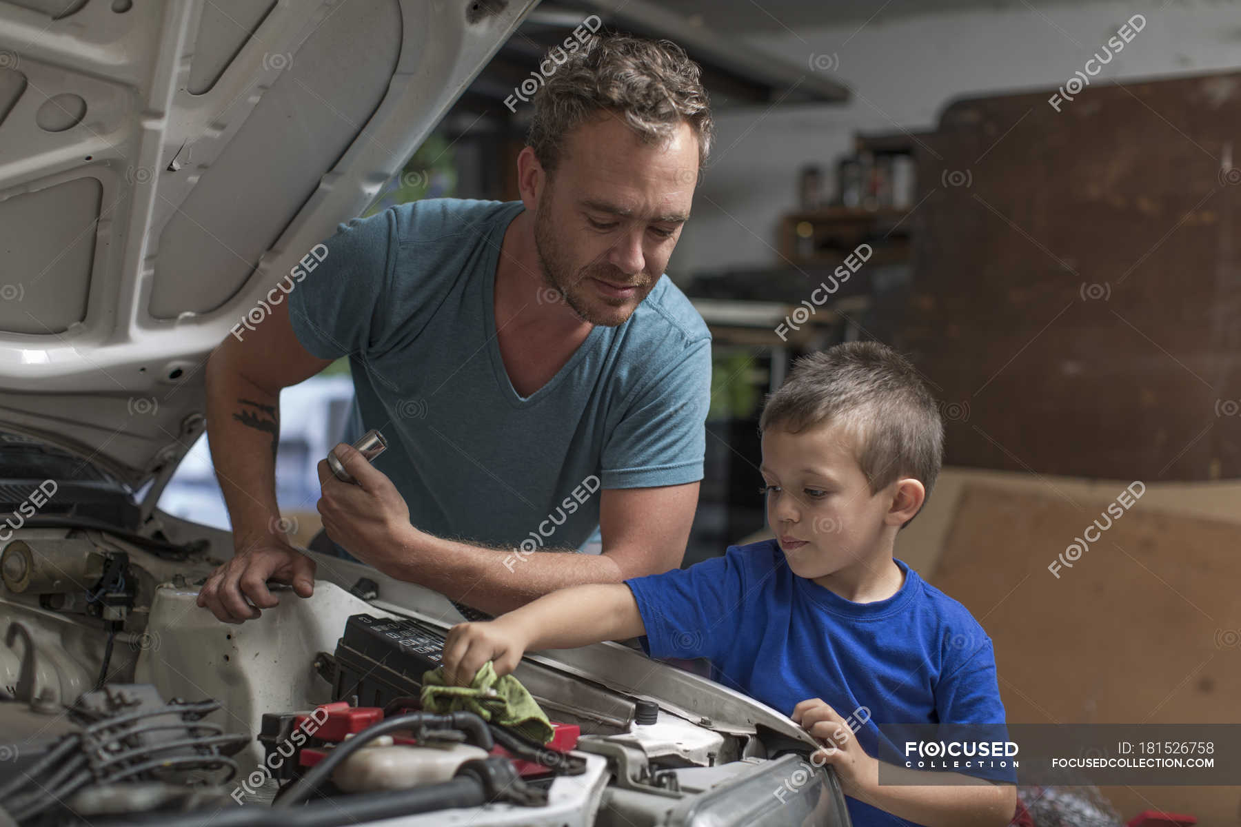 Мальчики делают машины. Мальчик чинит машину. Папа ремонтирует. Ребенок чинит автомобиль. Папа ремонтирует машину.